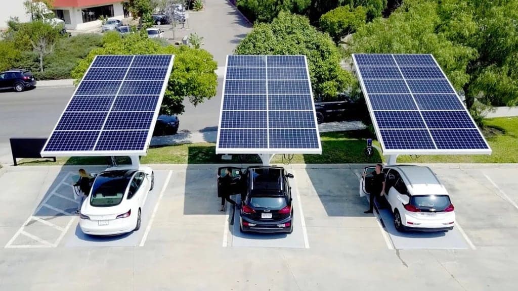 Nabíjení elektromobilů u veřejné FVE stanice