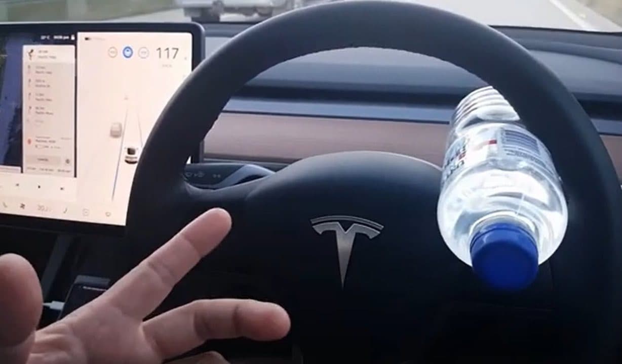 Jedna z metod jak řidiči zkouší autopilota obelstit