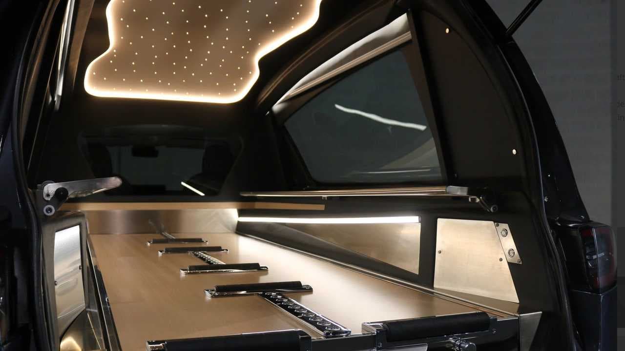 Uvnitř pohřebního vozu Tesla Model 3