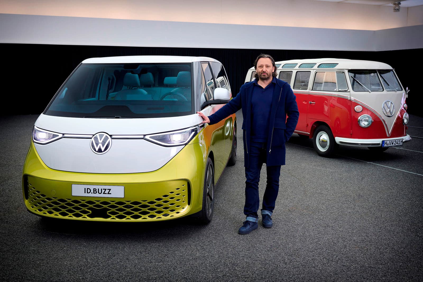 Jozef Kabaň vedle VW ID.Buzz