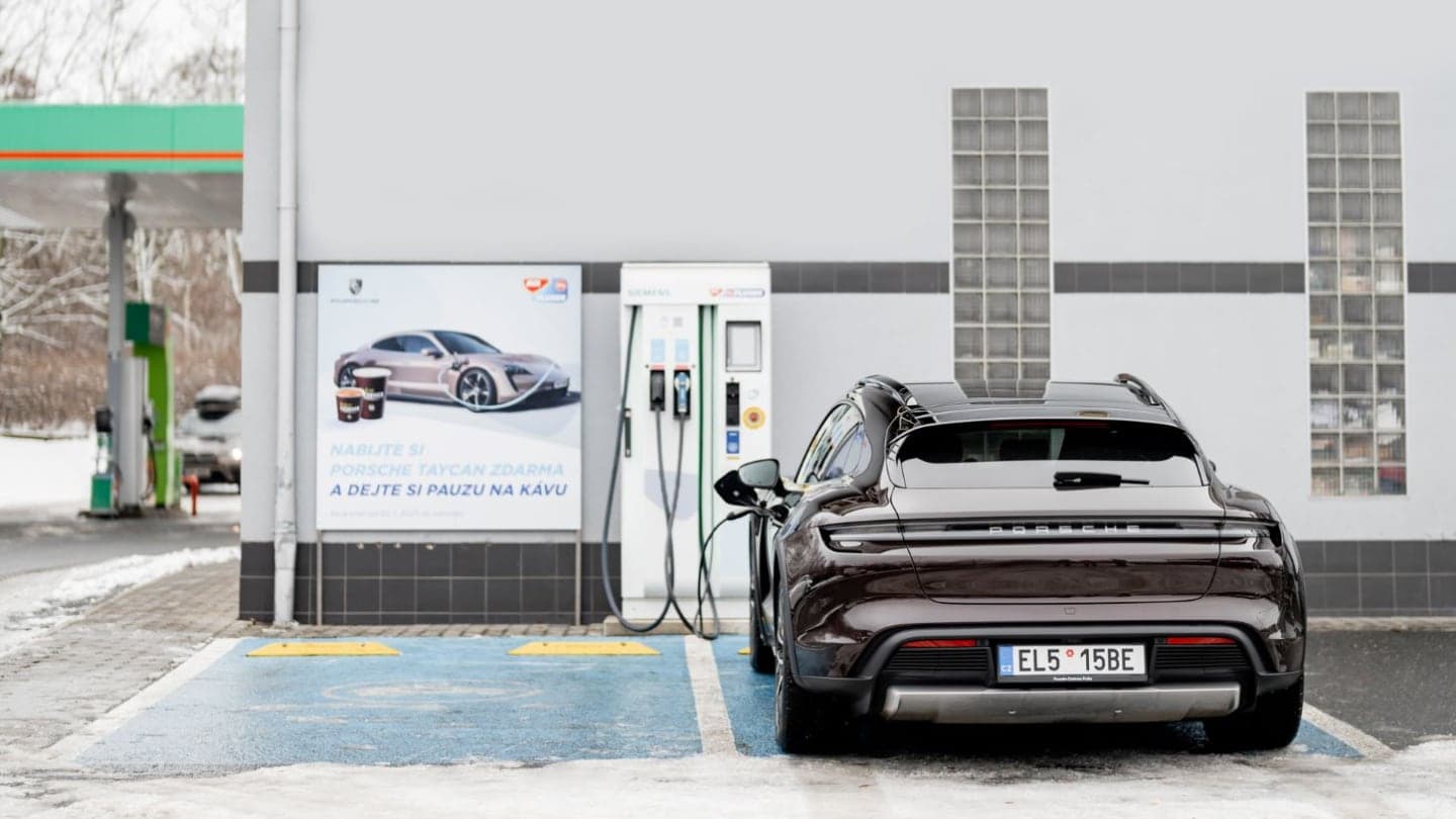 Nabíjení Porsche Taycan na čerpačce Mol