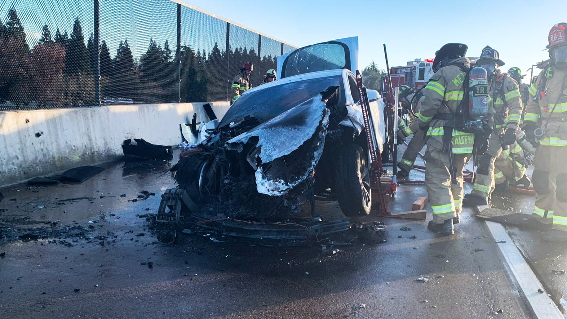 Požár elektromobilu Tesla v Kalifornii na dálnici 50
