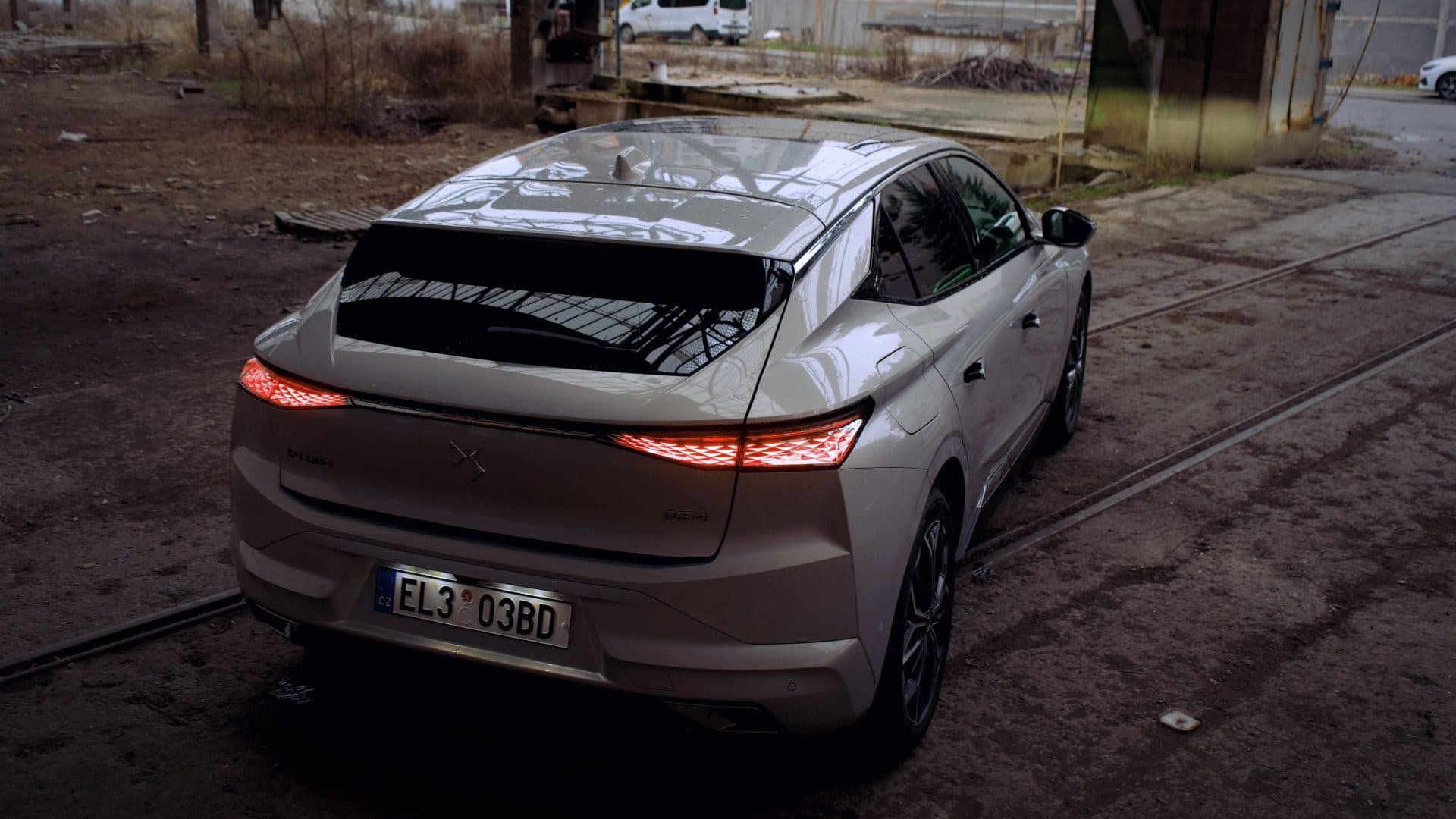 Pohled na záď vozu DS 4 E-Tense 225