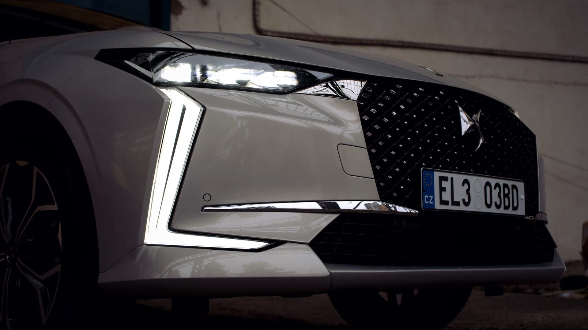 DS 4 Rivoli E-Tense 225, přední maska