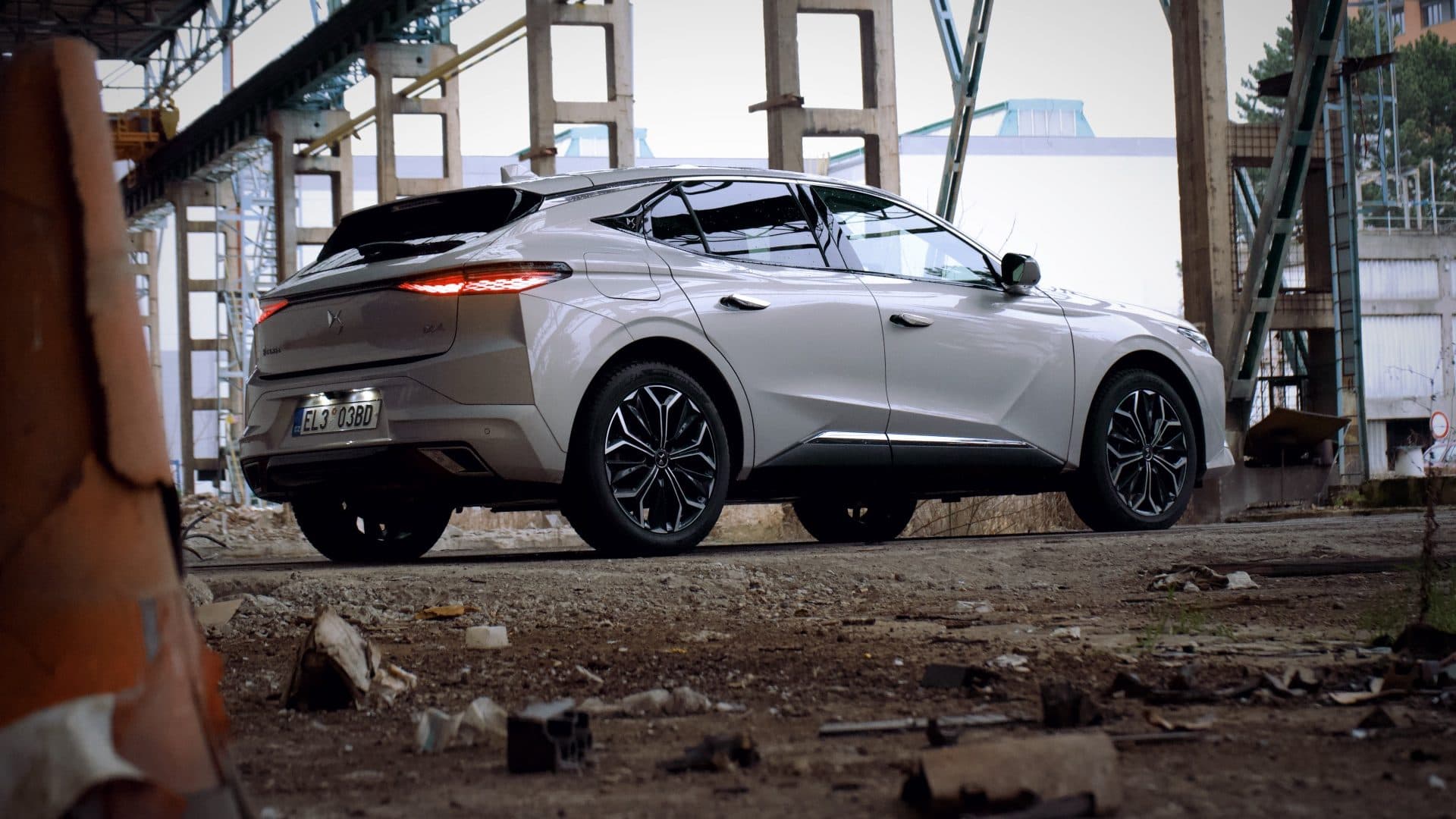 DS 4 Rivoli E-Tense 225, boční část vozu