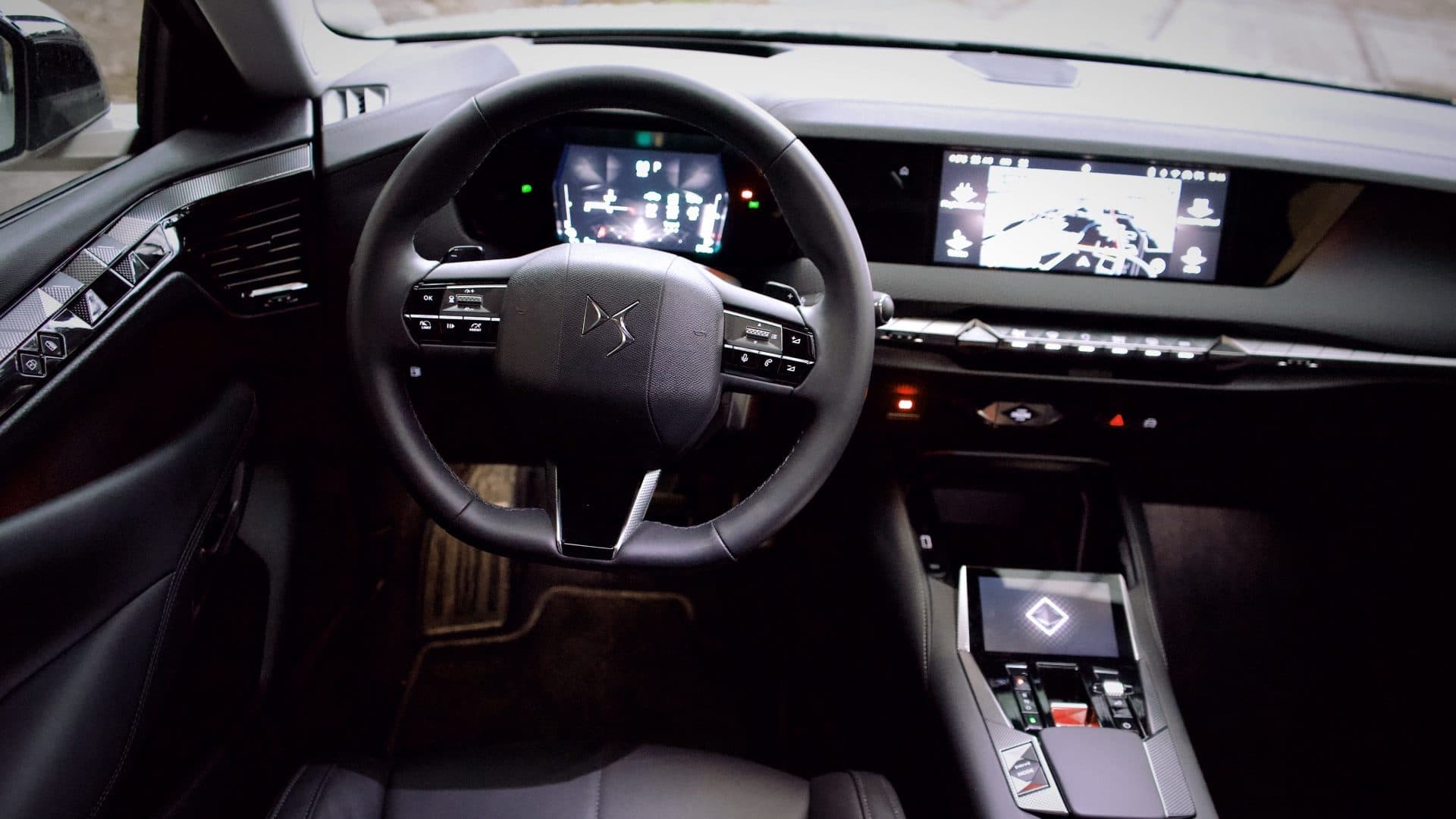 Pozice za volantem vozu DS 4 E-Tense 225