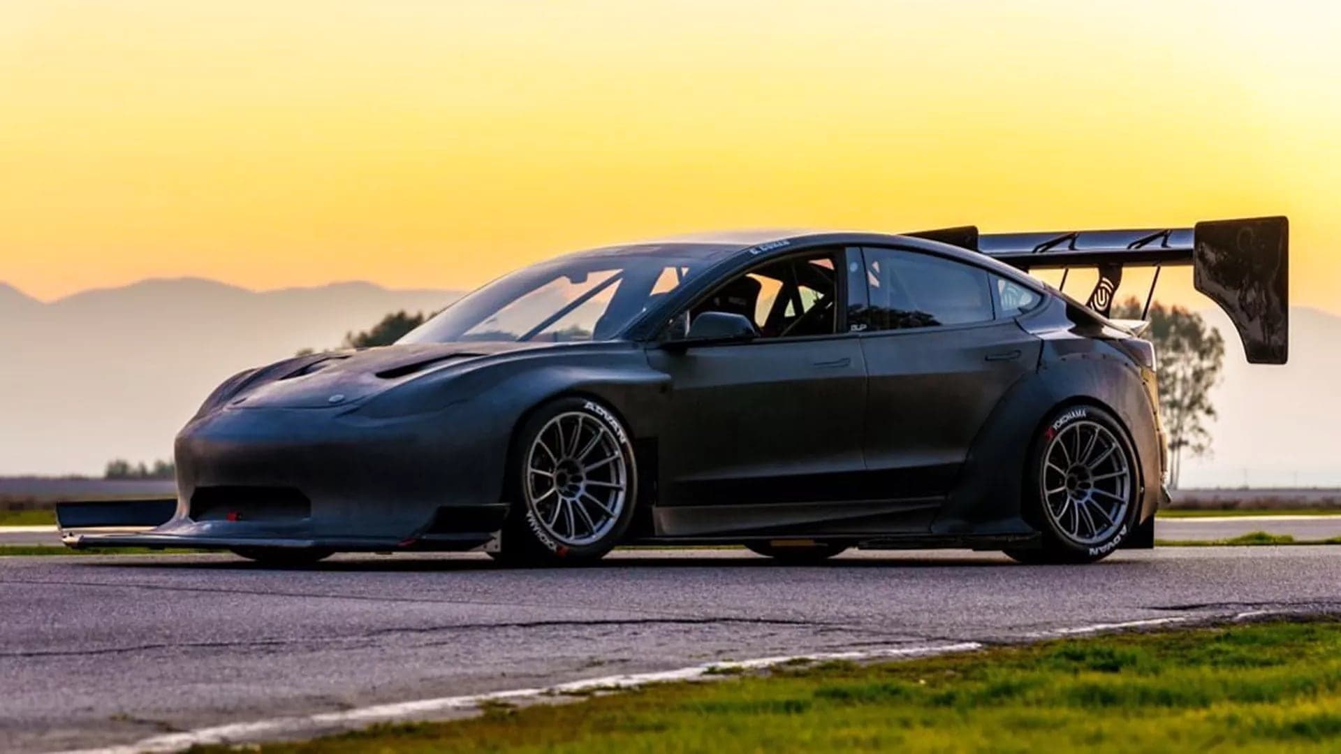 Tesla Model 3 vytuněná od Unplugged Performance