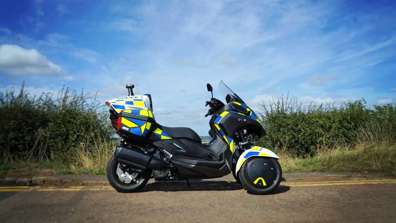 Prototyp elektrifikované motorky Yamaha Tricity 300 ve službách britské policie