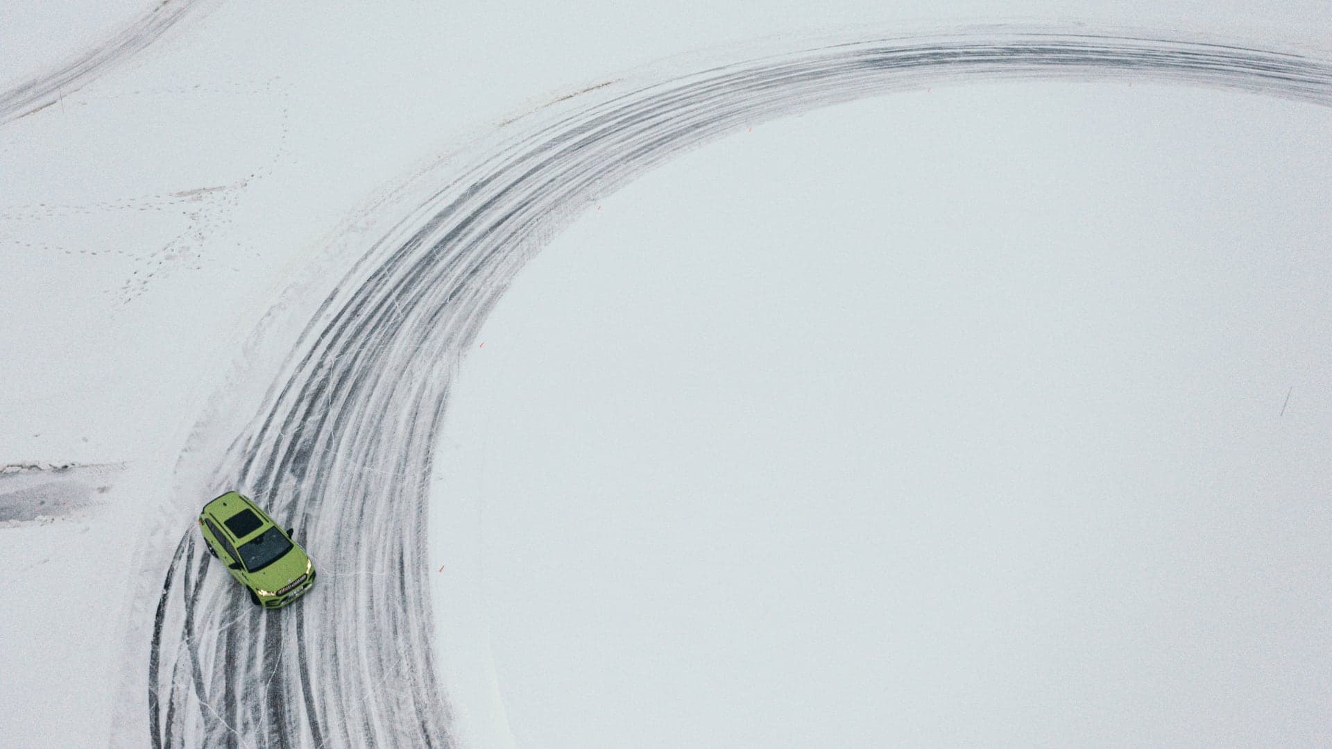 Škoda Enyaq iV a driftování ve Švédsku