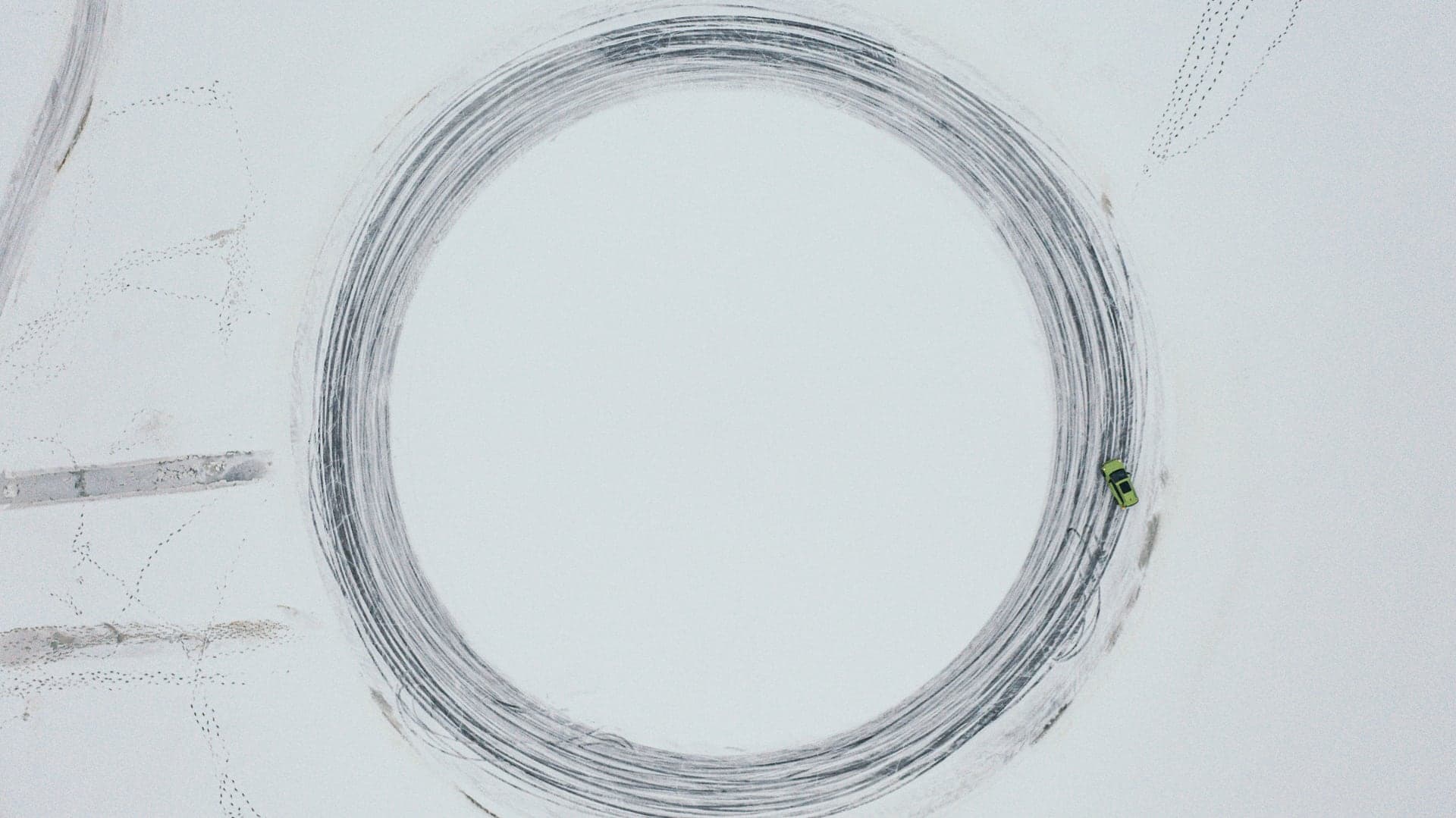 Škoda Enyaq iV a driftování ve Švédsku