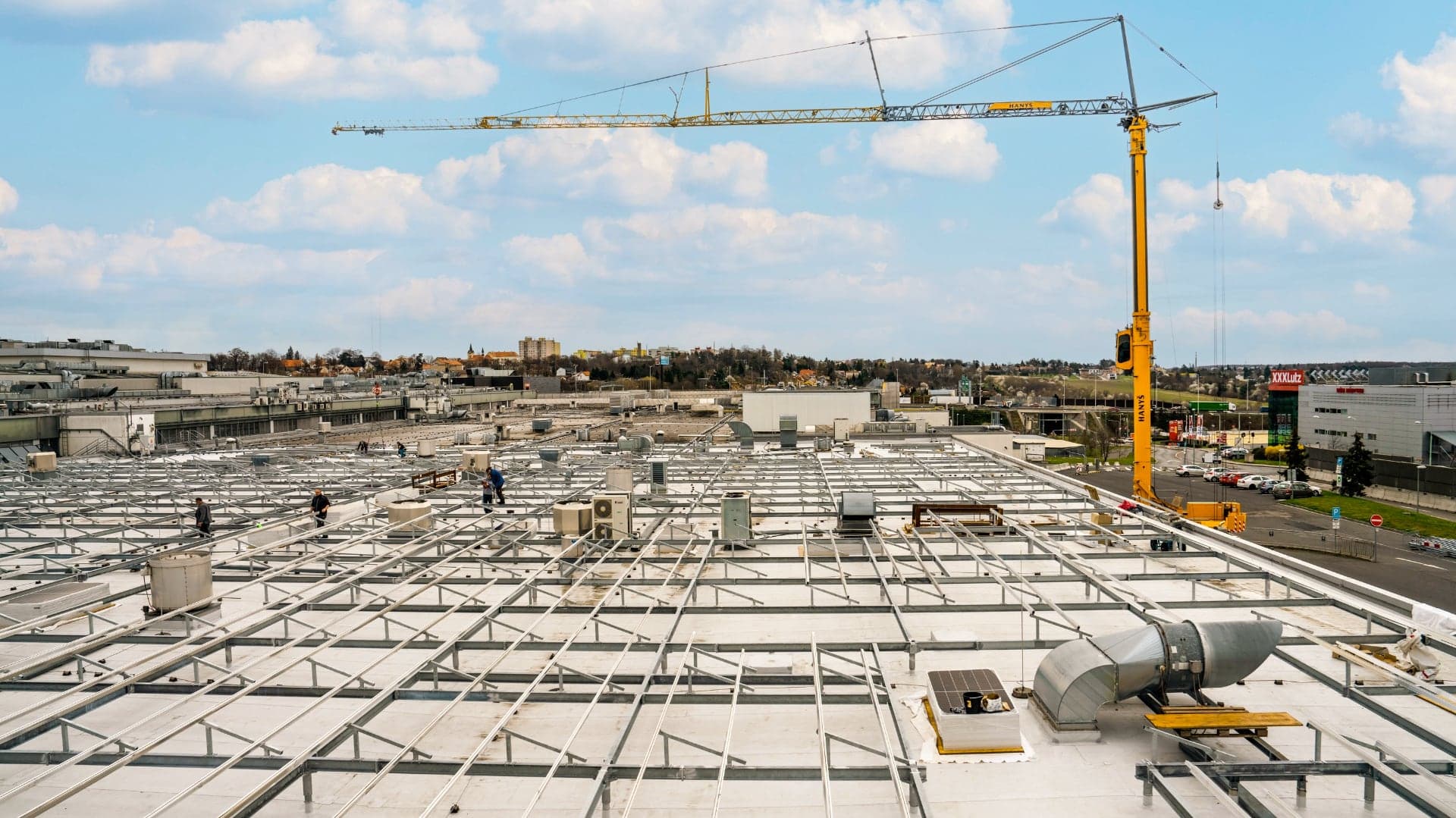 ČEZ ESCO instaluje fotovoltaické panely na střechu nejstaršího obchodního centra v Česku