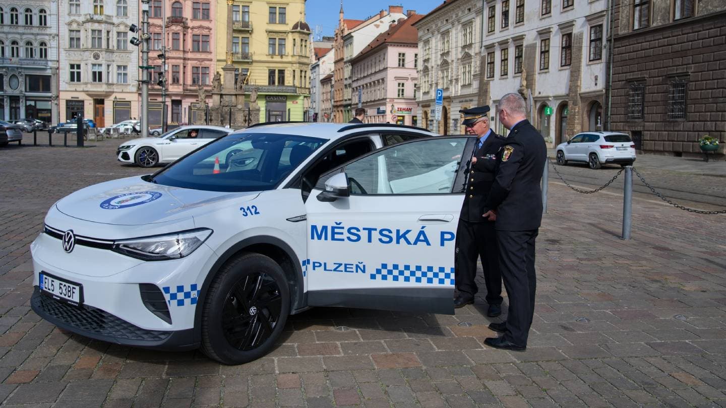 Městská policie v Plzni převzala elektromobil Volkswagen ID.4