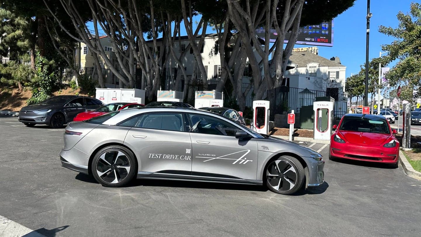 Testovací jízdy s Lucid Air na Tesla Superchargeru