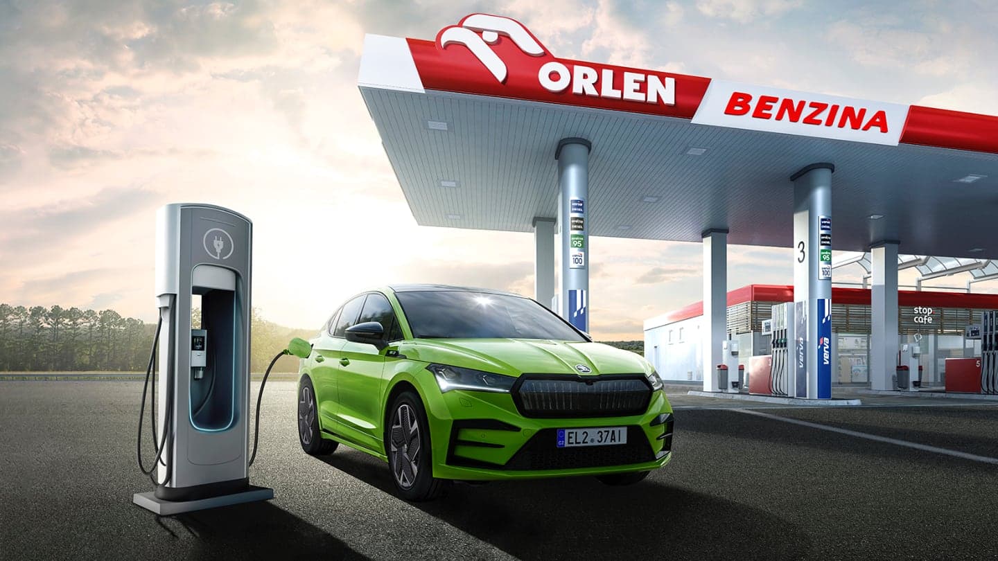 Rychlonabíjecí stanice u čerpačky Orlen Benzina