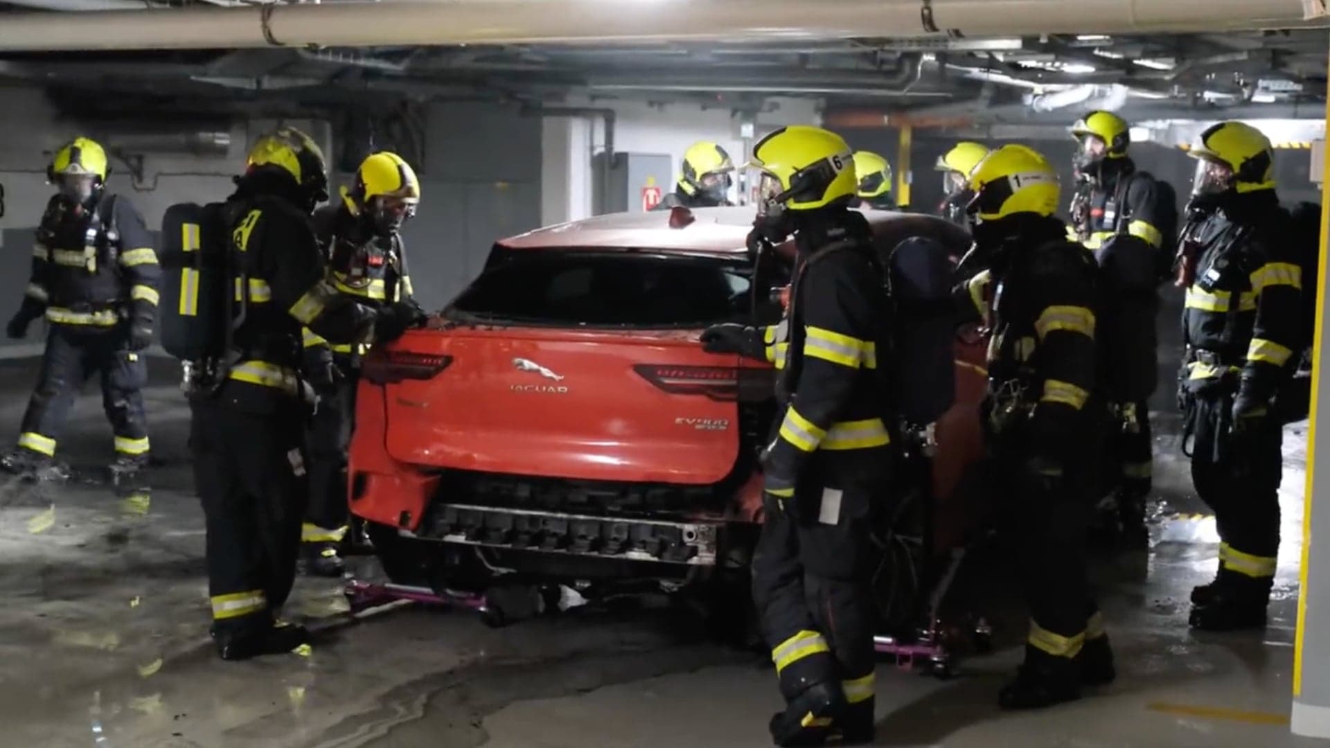 Požár elektromobilu Jaguar I-Pace v pražské podzemní garáži