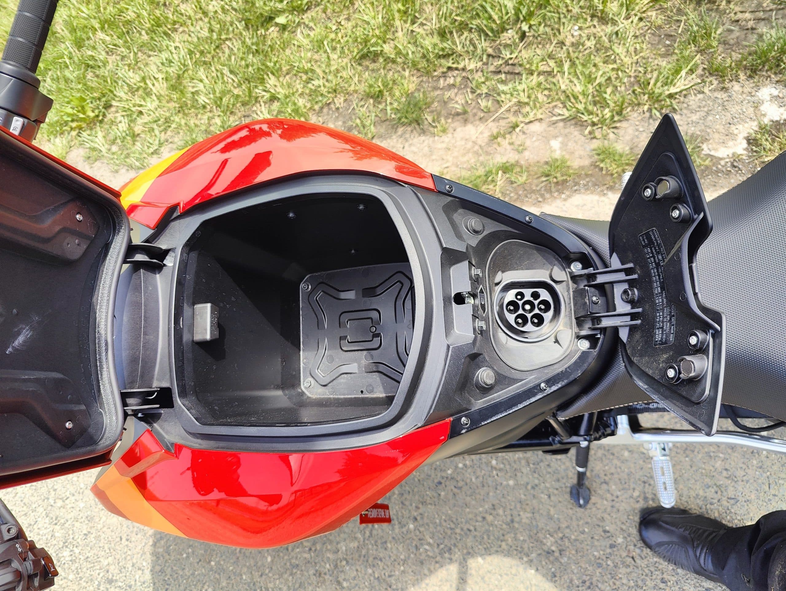 Elektrický motocykl Zero SR/F, schránka a nabíjecí konektor
