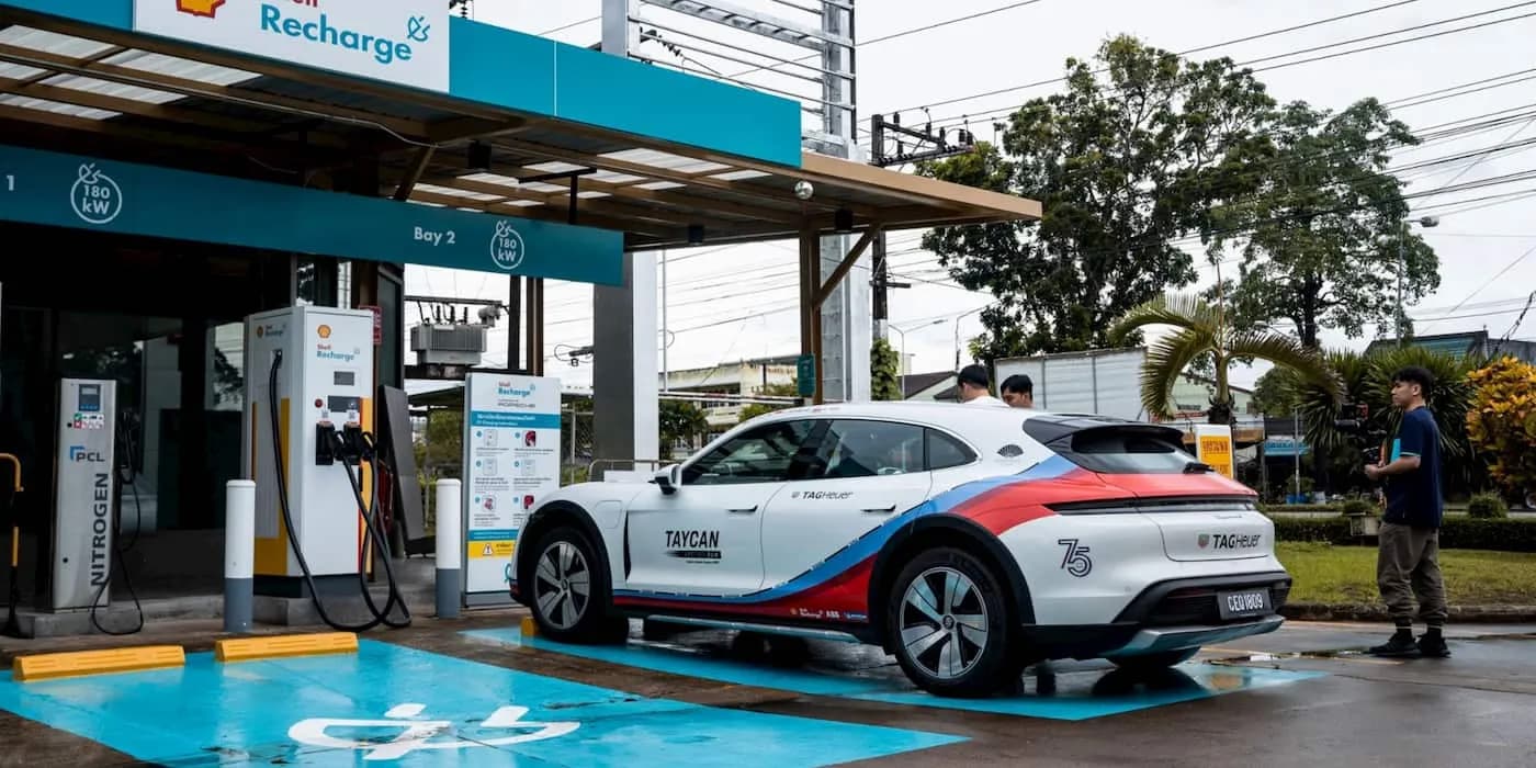 Porsche Tycan nabíjí na stanici Shell Recharge během cesty do Singapuru