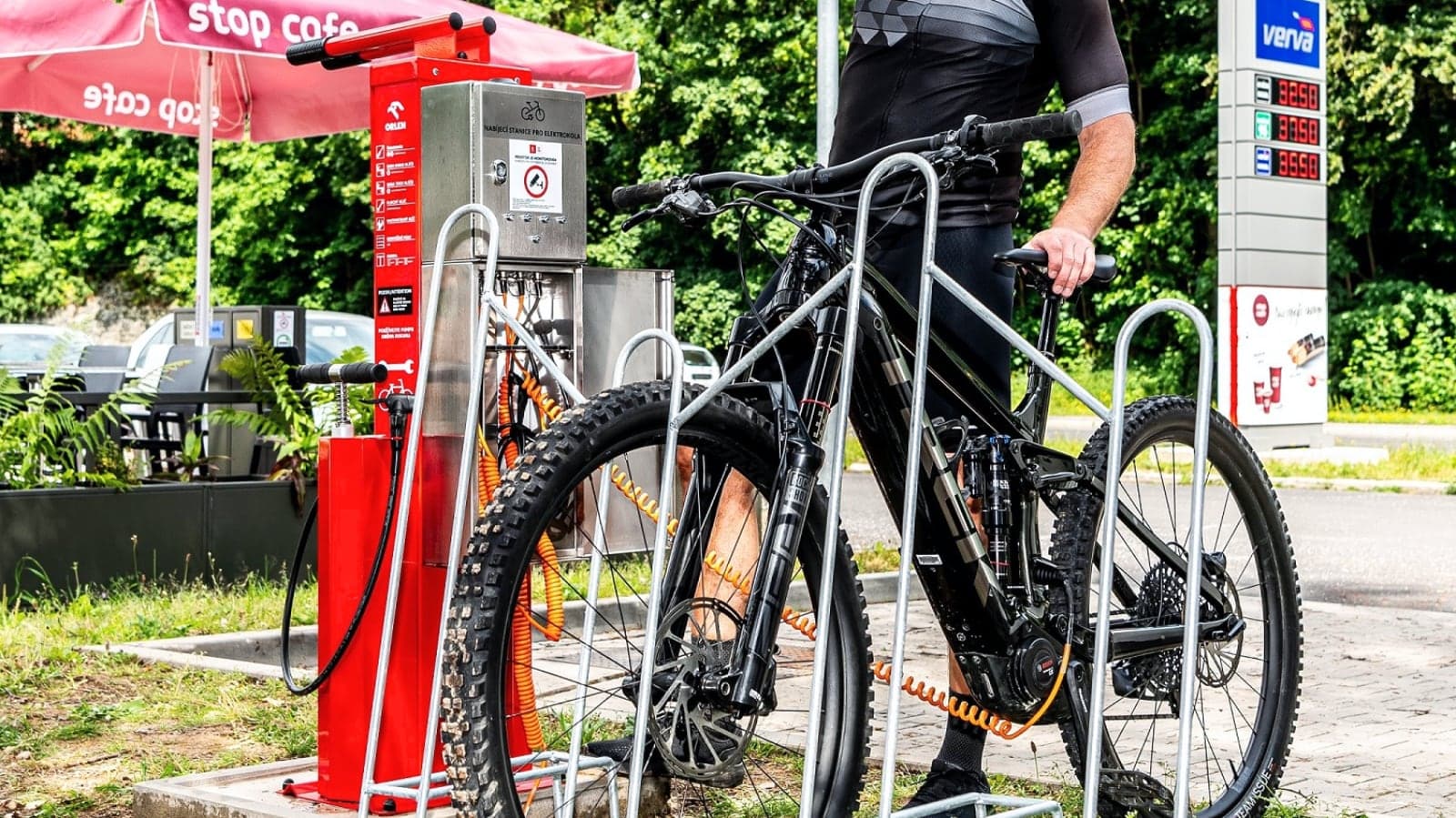Orlen Benzina v Česku začíná provozovat nabíjecí stanice pro elektrokola