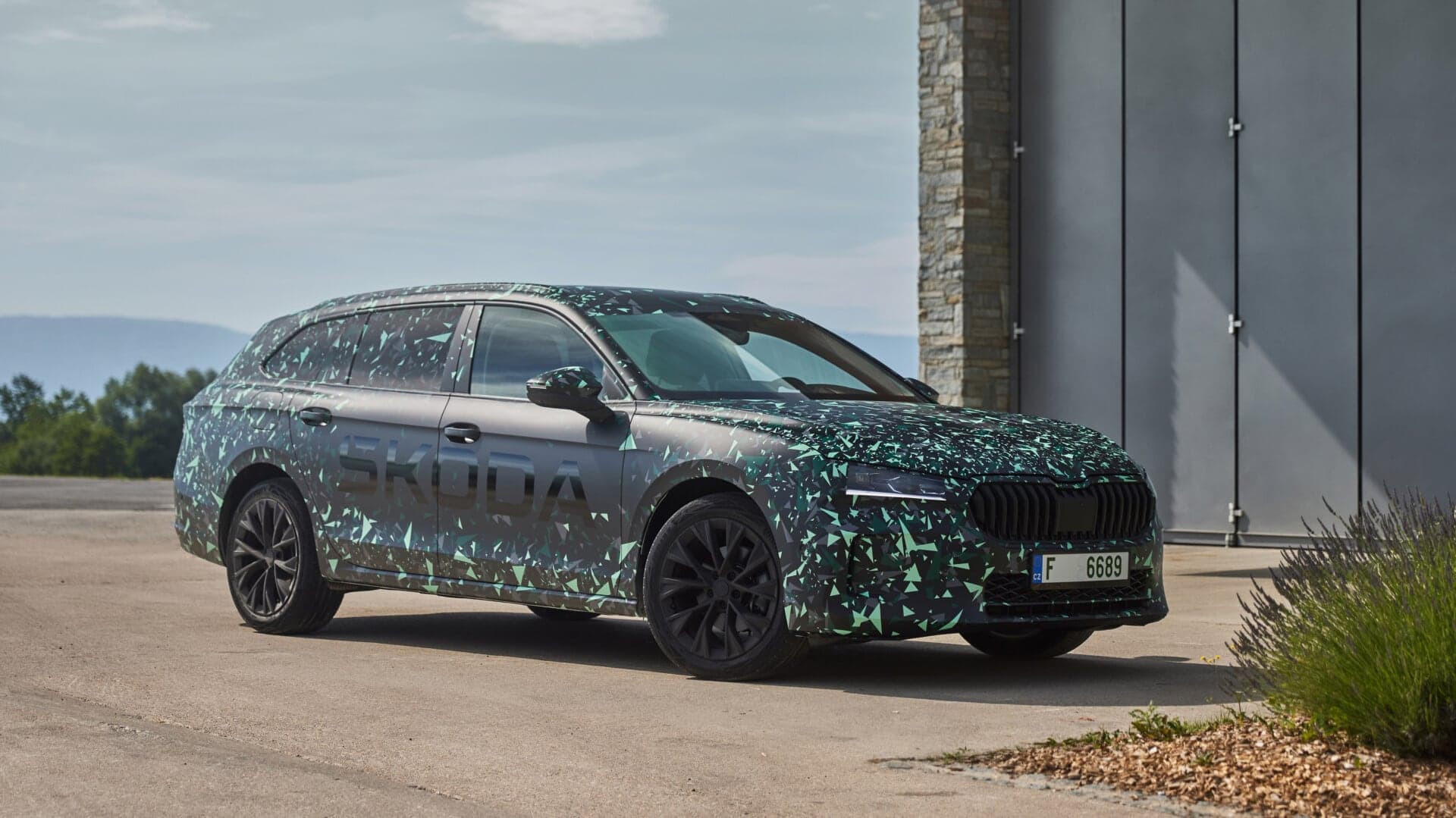 Nová Škoda Superb (2024) s maskováním