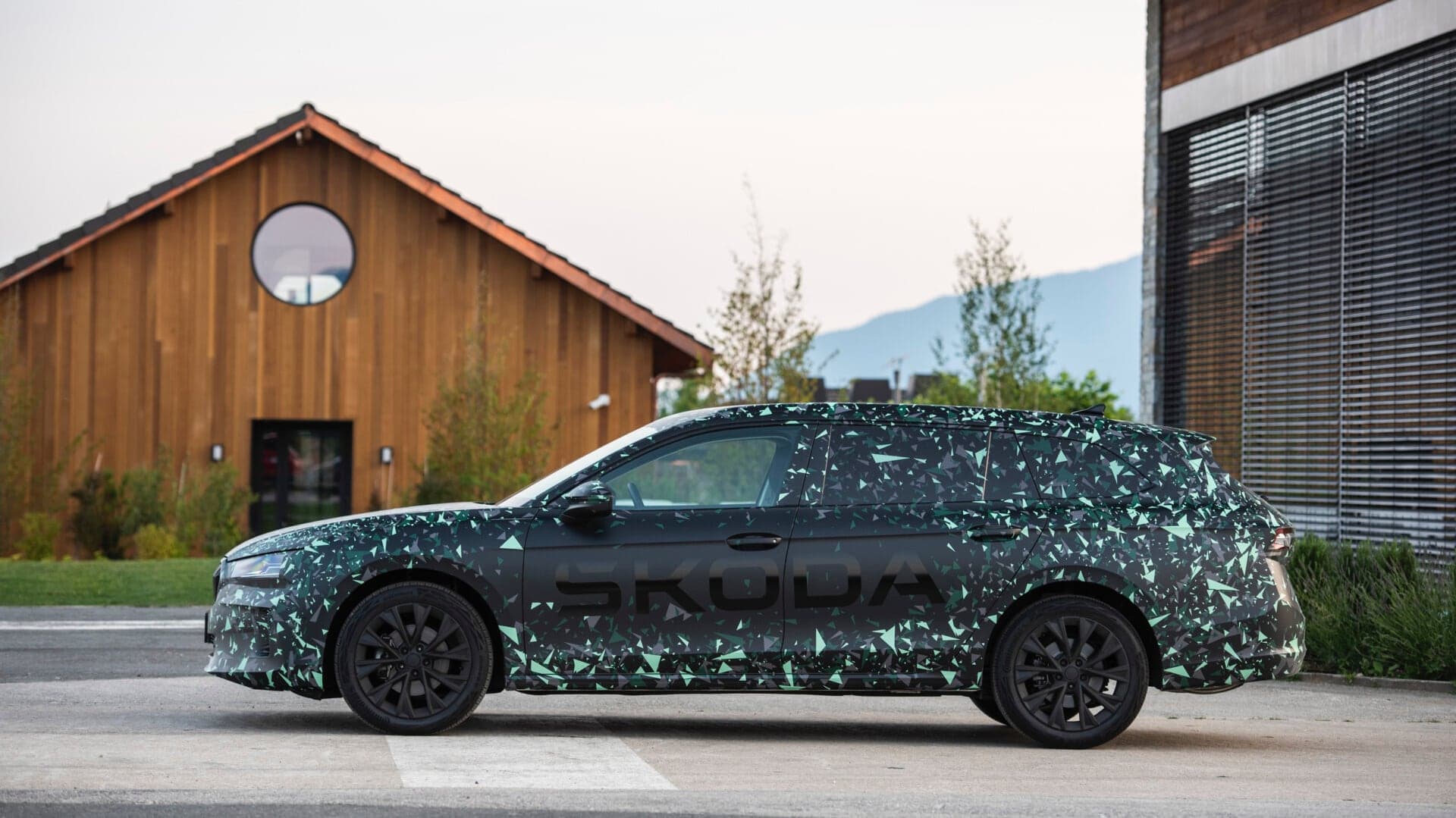 Nová Škoda Superb (2024) s maskováním