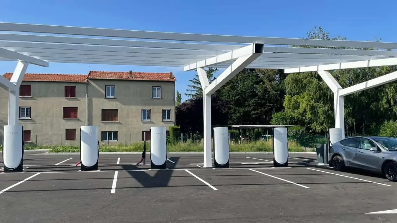 Tesla Supercharger V4 ve Francii