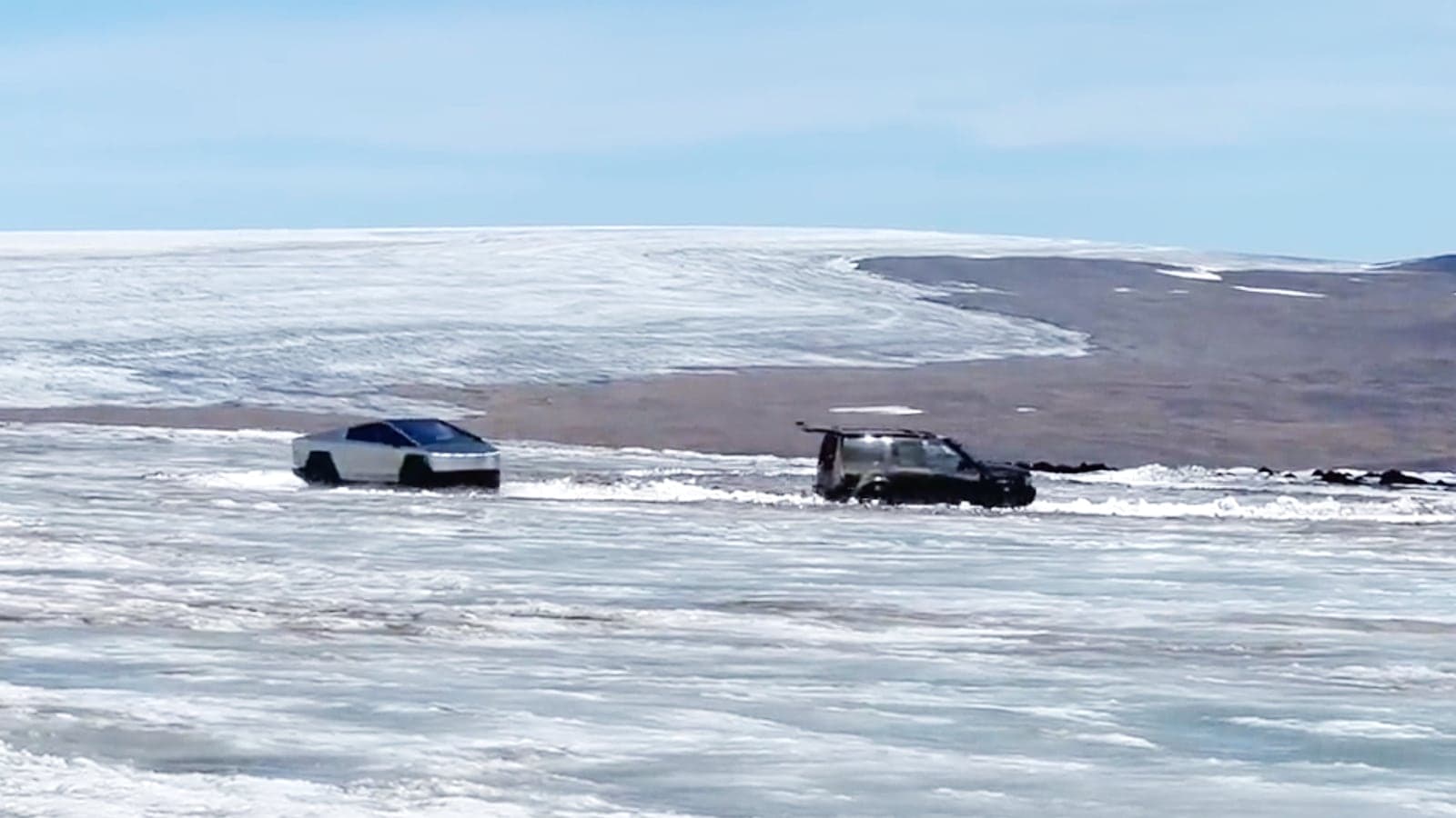 Tesla Cybertruck se prohání po ledovci na Islandu