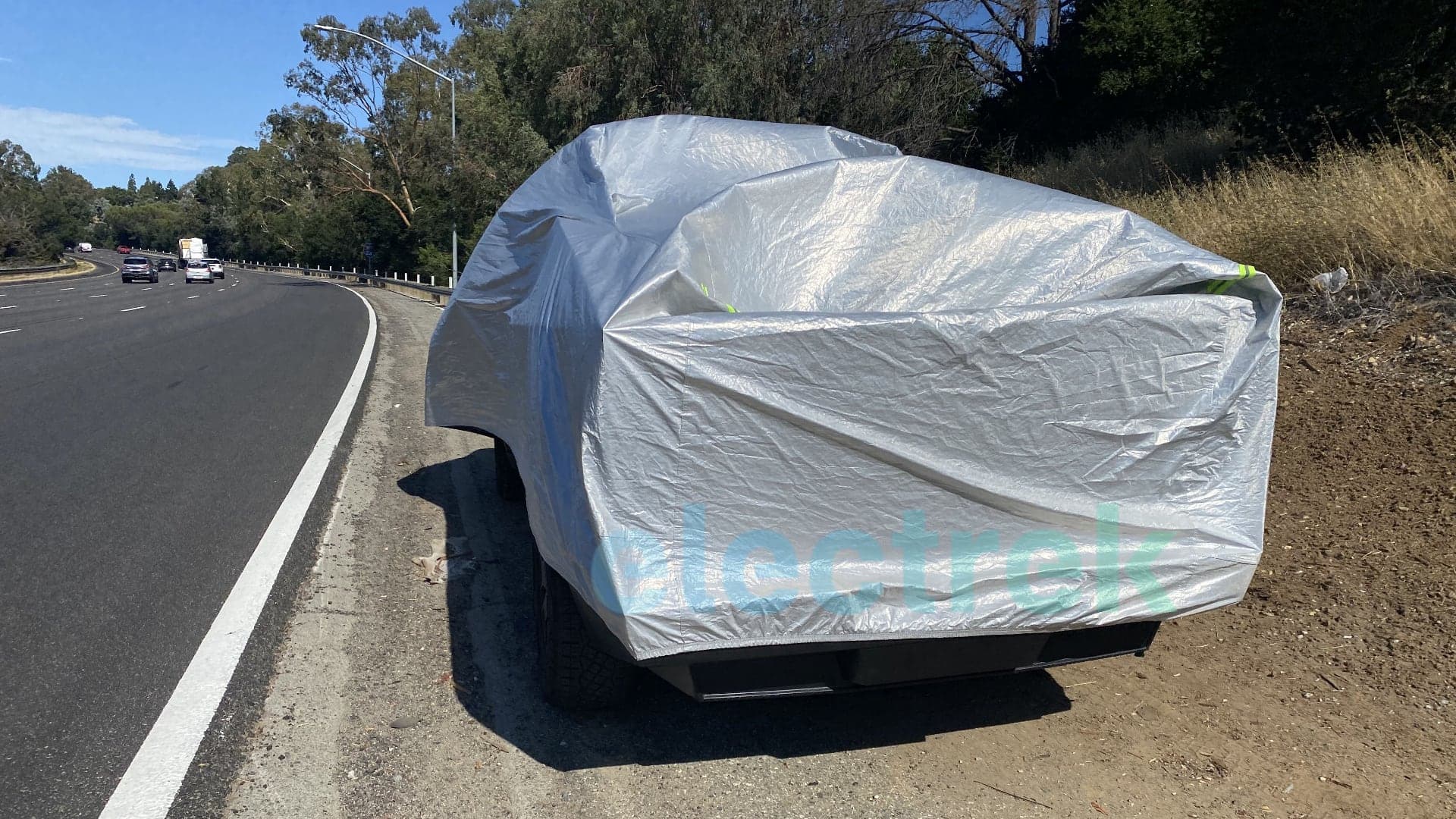 Tesla Cybertruck odstavený u dálnice