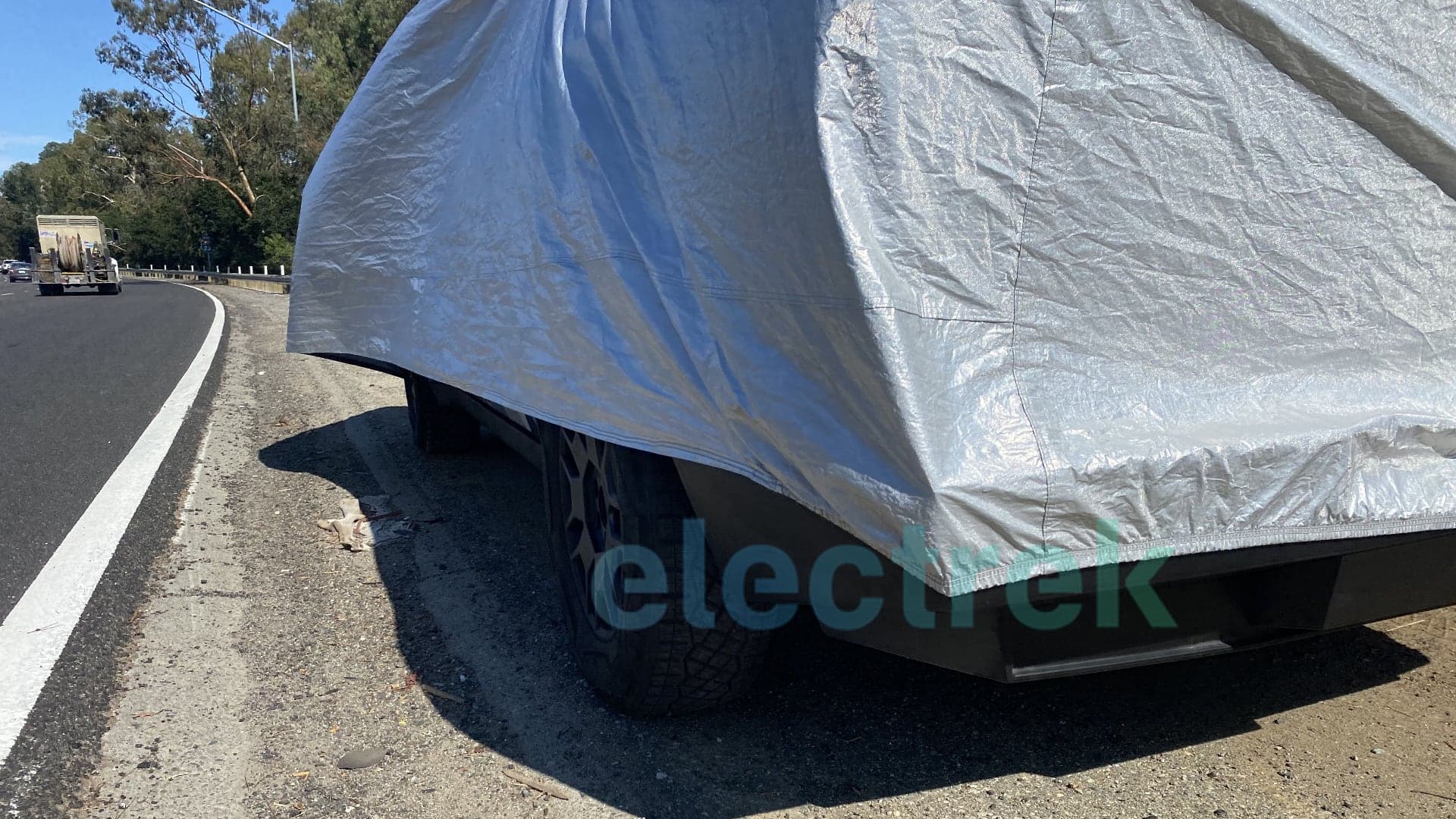 Tesla Cybertruck odstavený u dálnice