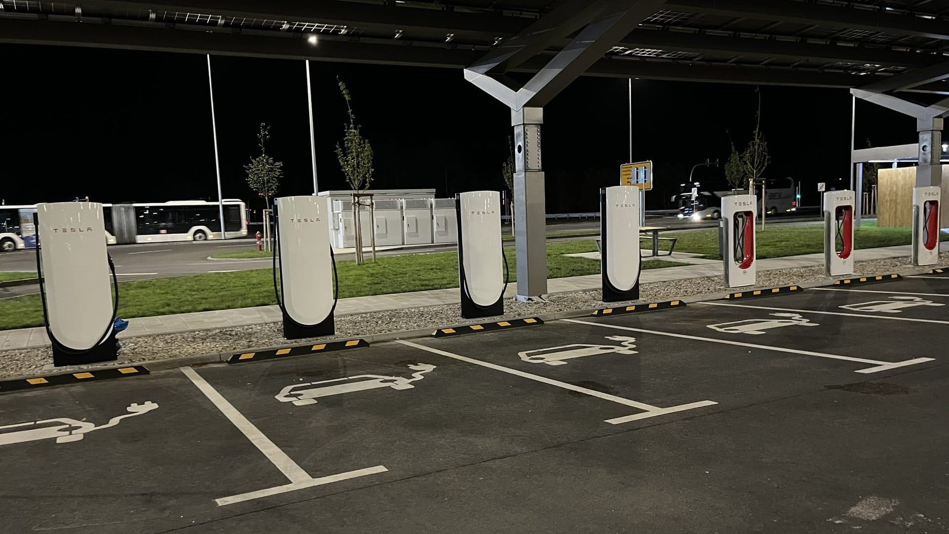 Tesla otevírá první Supercharger V4 v Německu