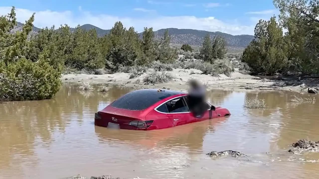 Tesla skončila po aquaplaningu ponořená ve vodě
