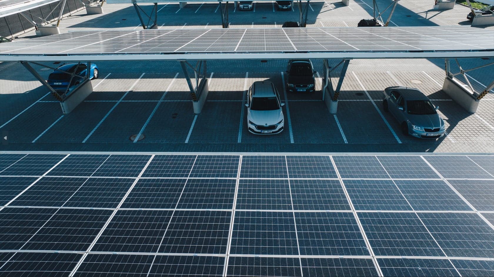 Fotovoltaika na střeše parkoviště České zbrojovky v Uherském Brodě