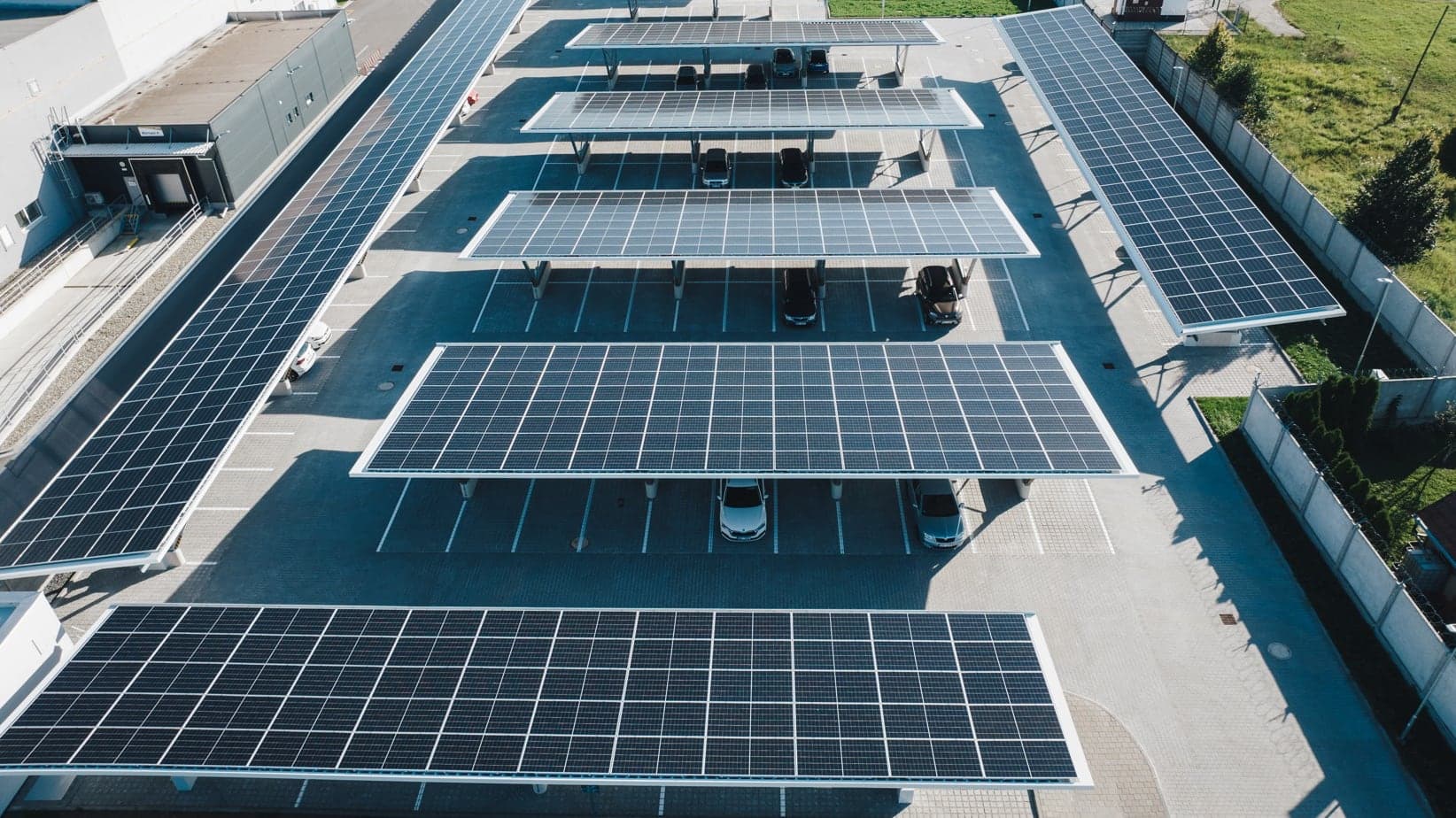 Fotovoltaika na střeše parkoviště České zbrojovky v Uherském Brodě | foto: ČEZ