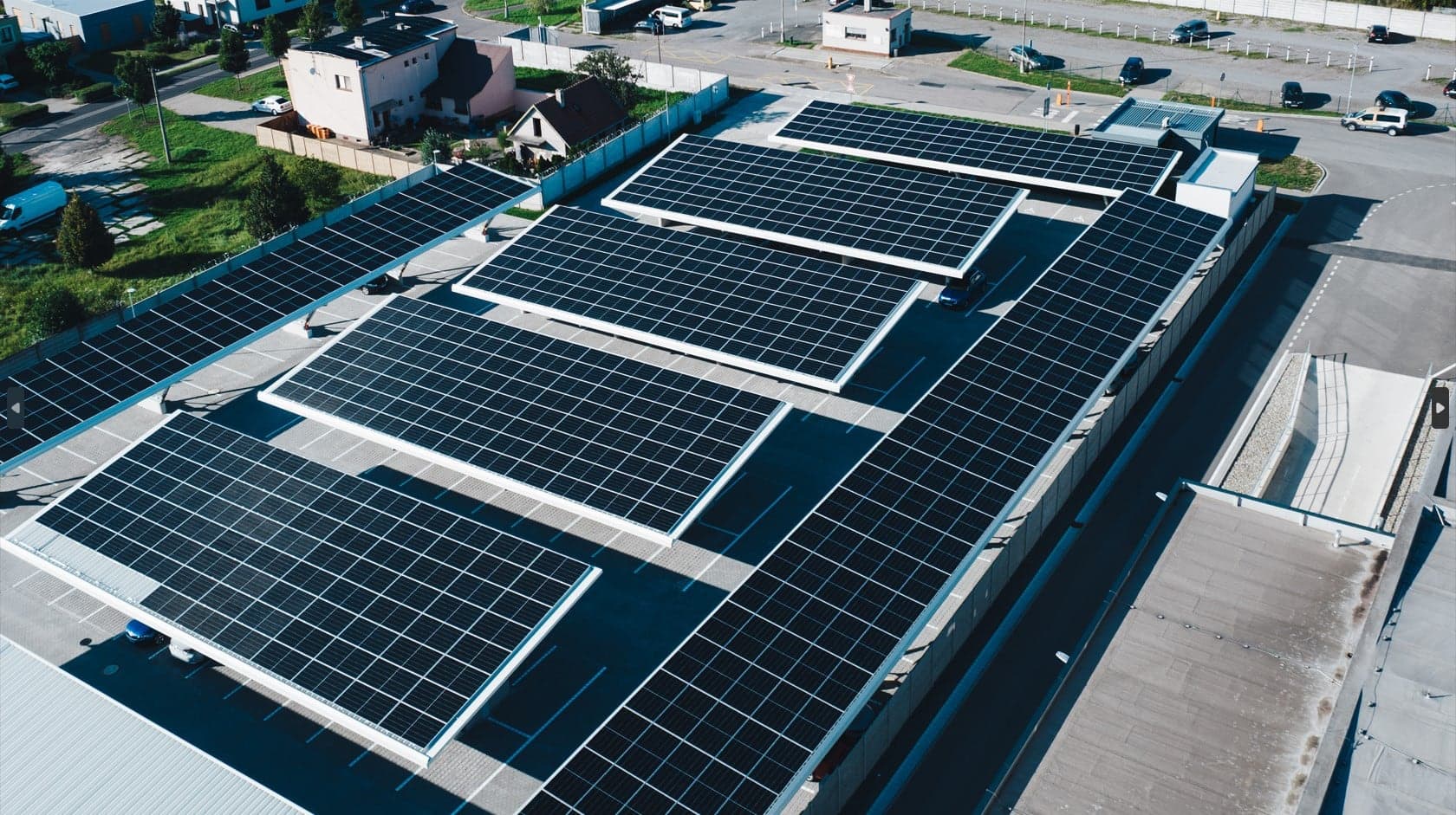 Fotovoltaika na střeše parkoviště České zbrojovky v Uherském Brodě