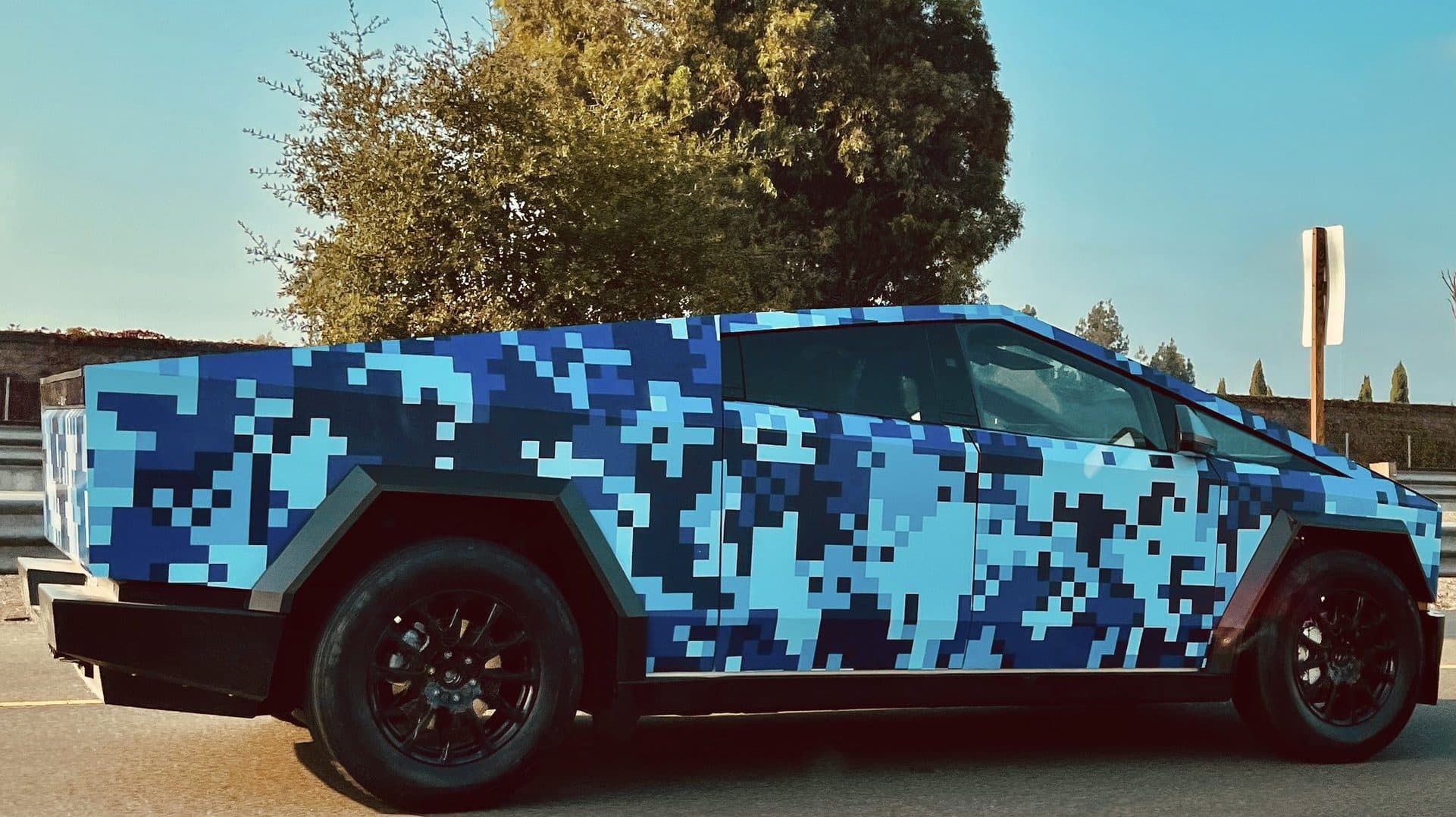 Tesla Cybertruck spatřena s polepem