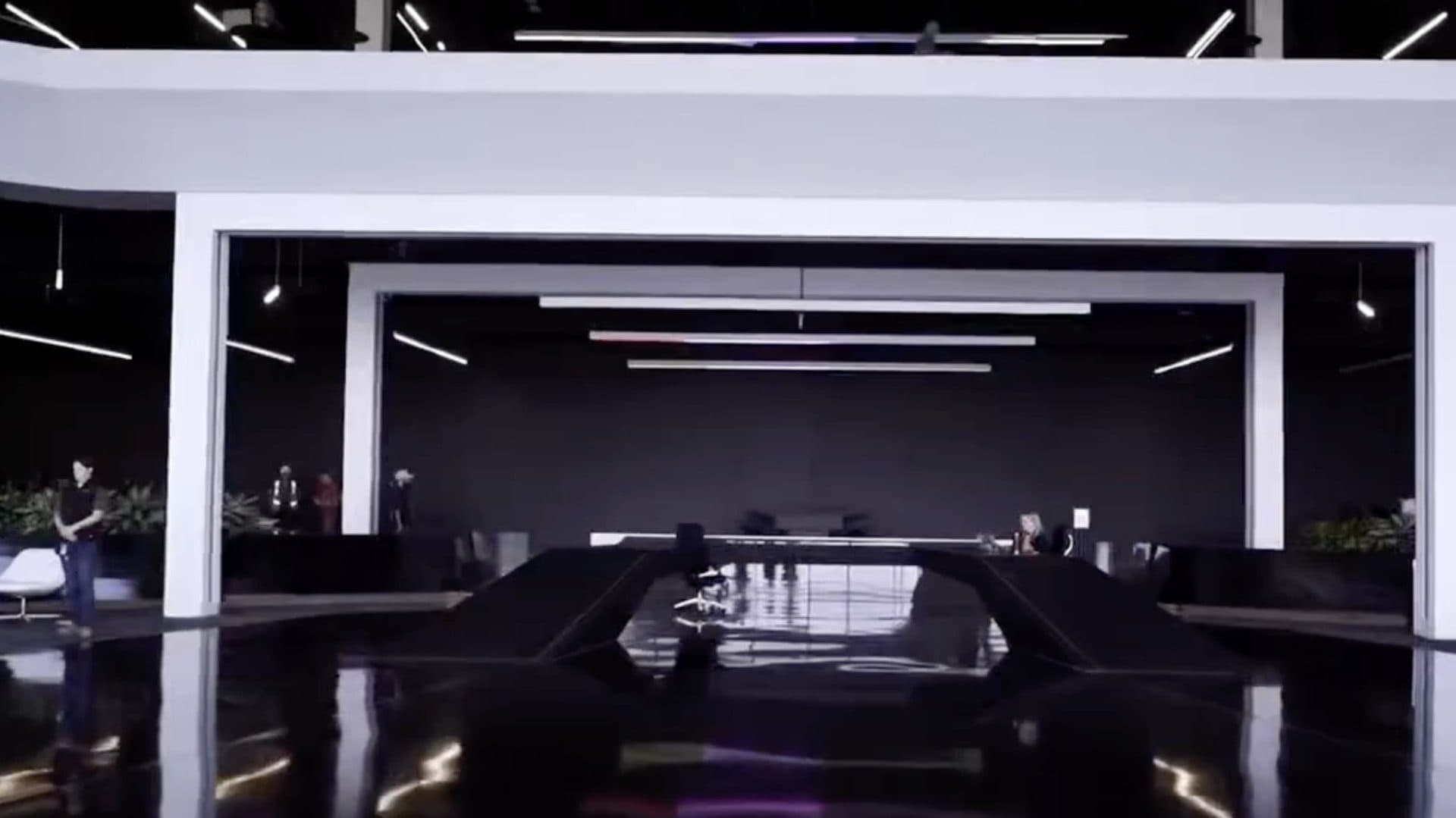 Recepce Tesly v Giga Texas připomíná tvary elektrikcého pickupu Cybertruck