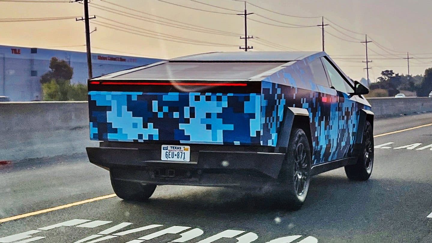 Tesla Cybertruck s modrým kostkovaným polepem