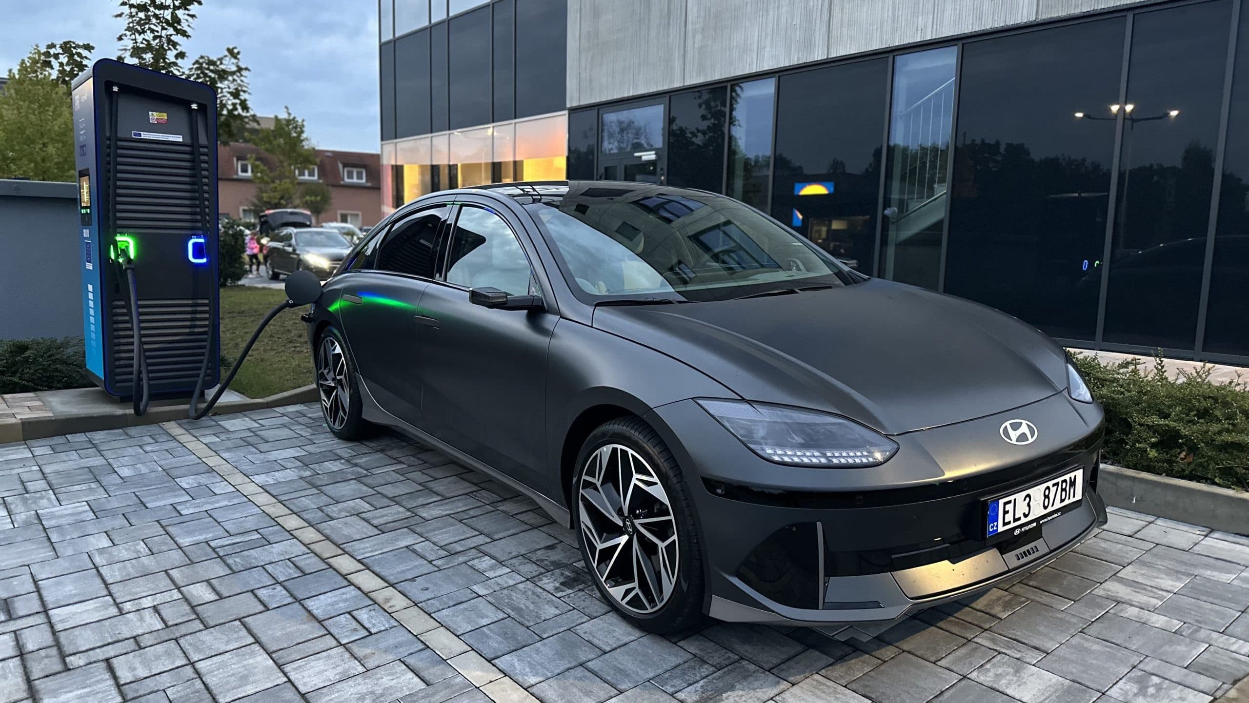 Hyundai Ioniq 6 na nabíječce PRE