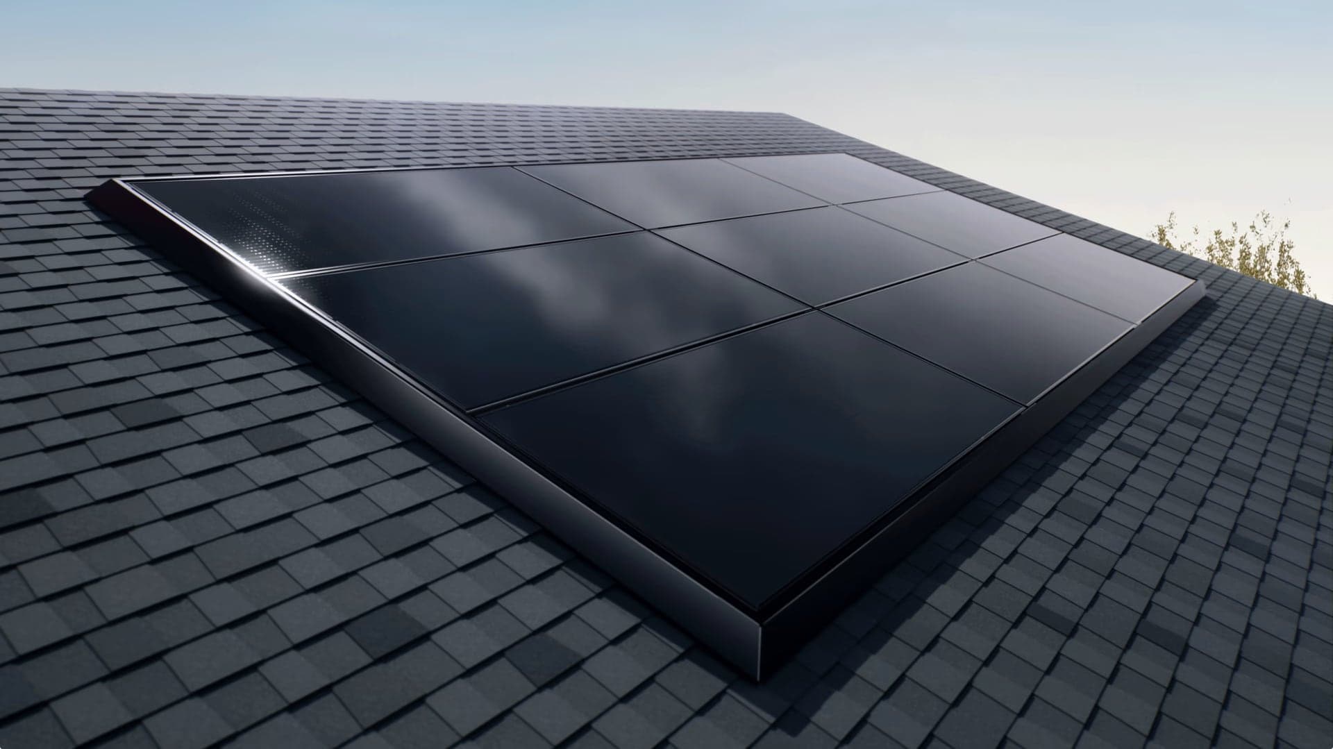 „Klasické“ fotovoltaické panely Tesla na střeše