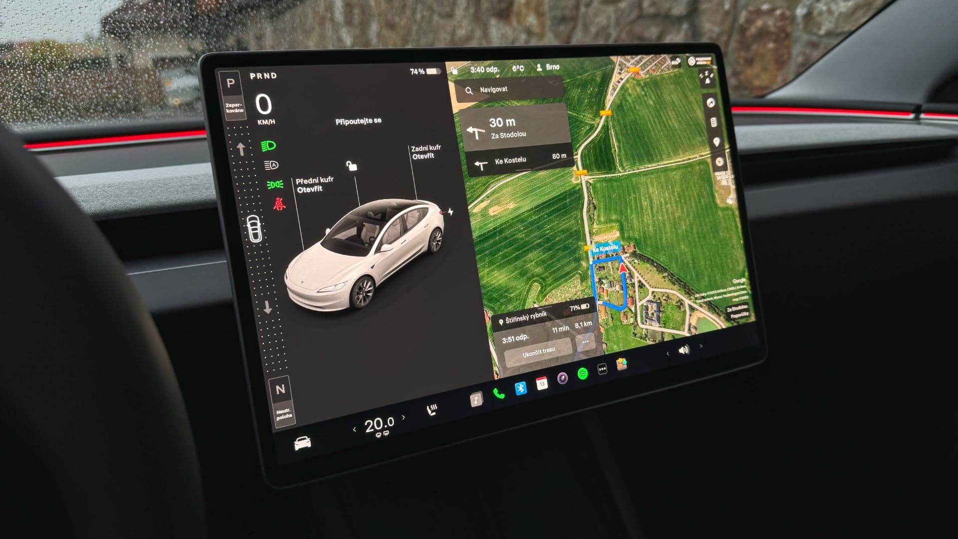 Ovládání přes složitý infotainment řidičům vadí | foto: Tesla