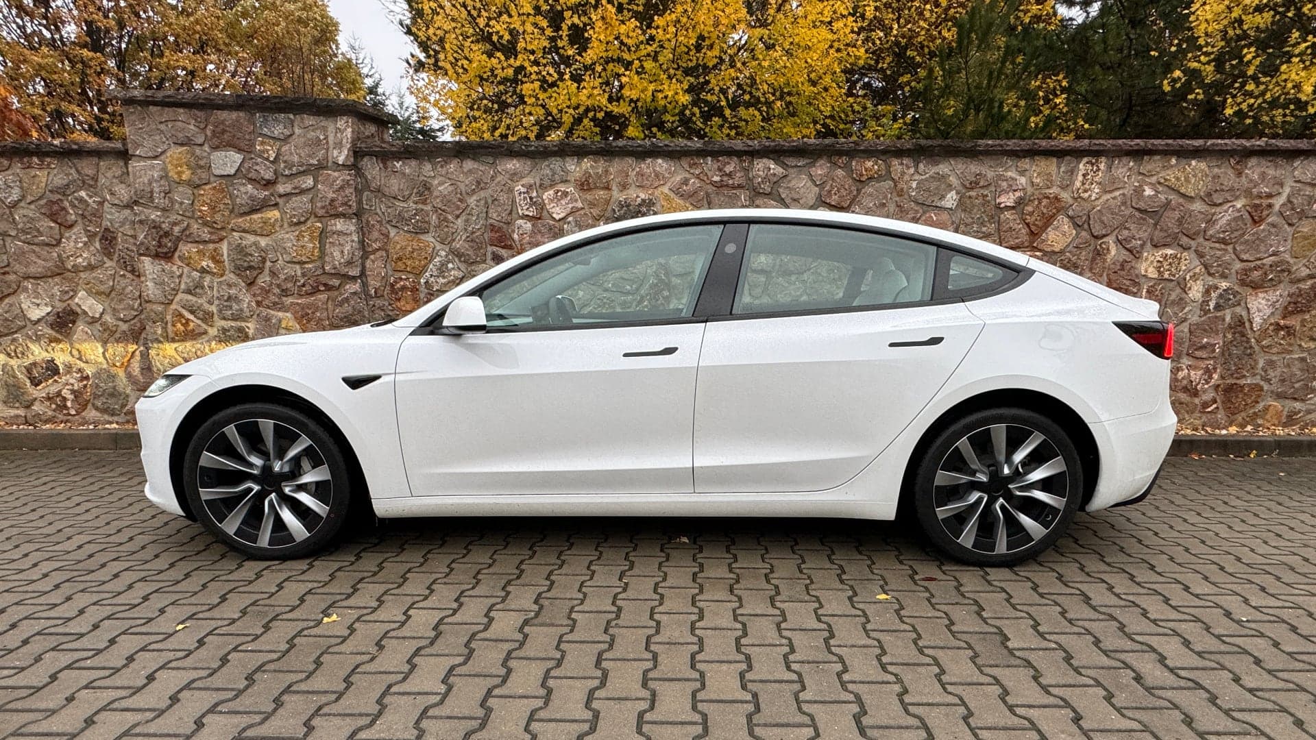 Tesla Model 3 facelift Highland test z boku