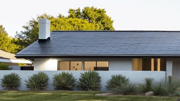 Tesla na to kápla. Nové solární panely jsou hezčí, efektivnější a dají se pronajmout
