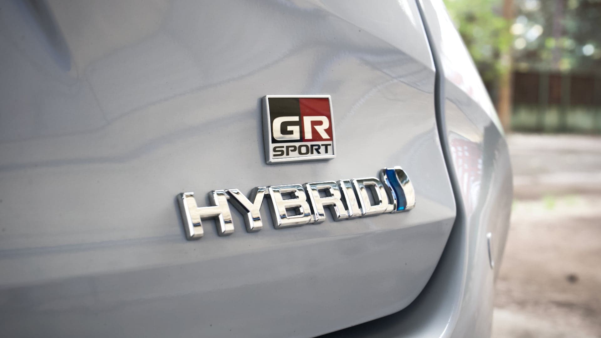 Štítek GR sport a hybrid na voze Toyota Corolla | foto: Luboš Srb