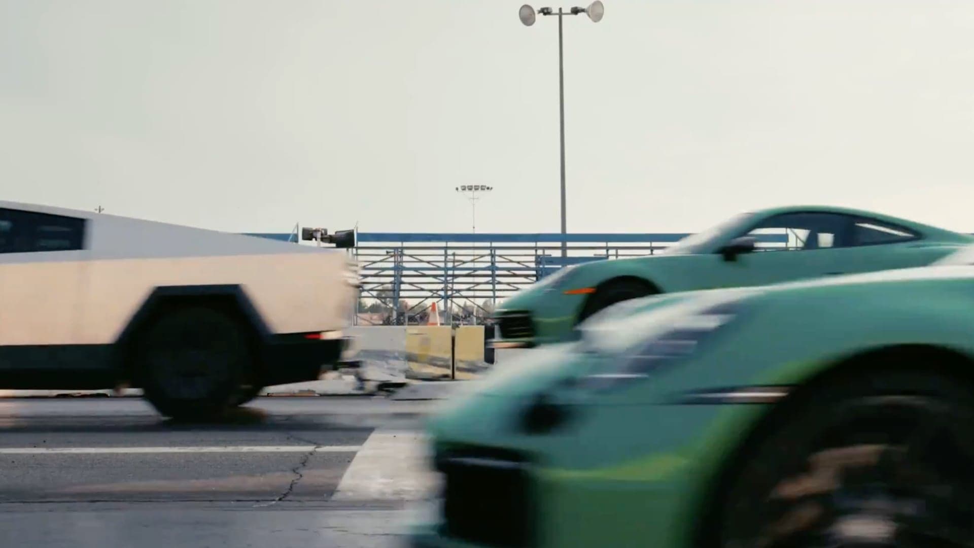 Tesla Cybertruck vs Porsche 911