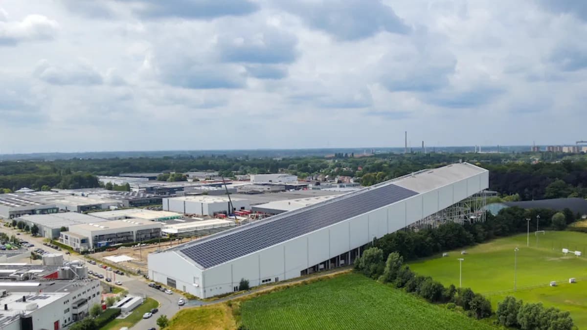 Hala pro sjezdové lyžování v Antverpách má na střeše novou fotovoltaiku