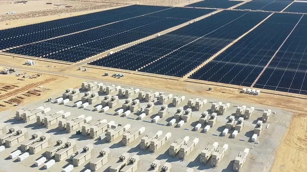 Největší americká fotovoltaická elektrárna a bateriové úložiště Edwards & Sanborn | foto: Mortensen