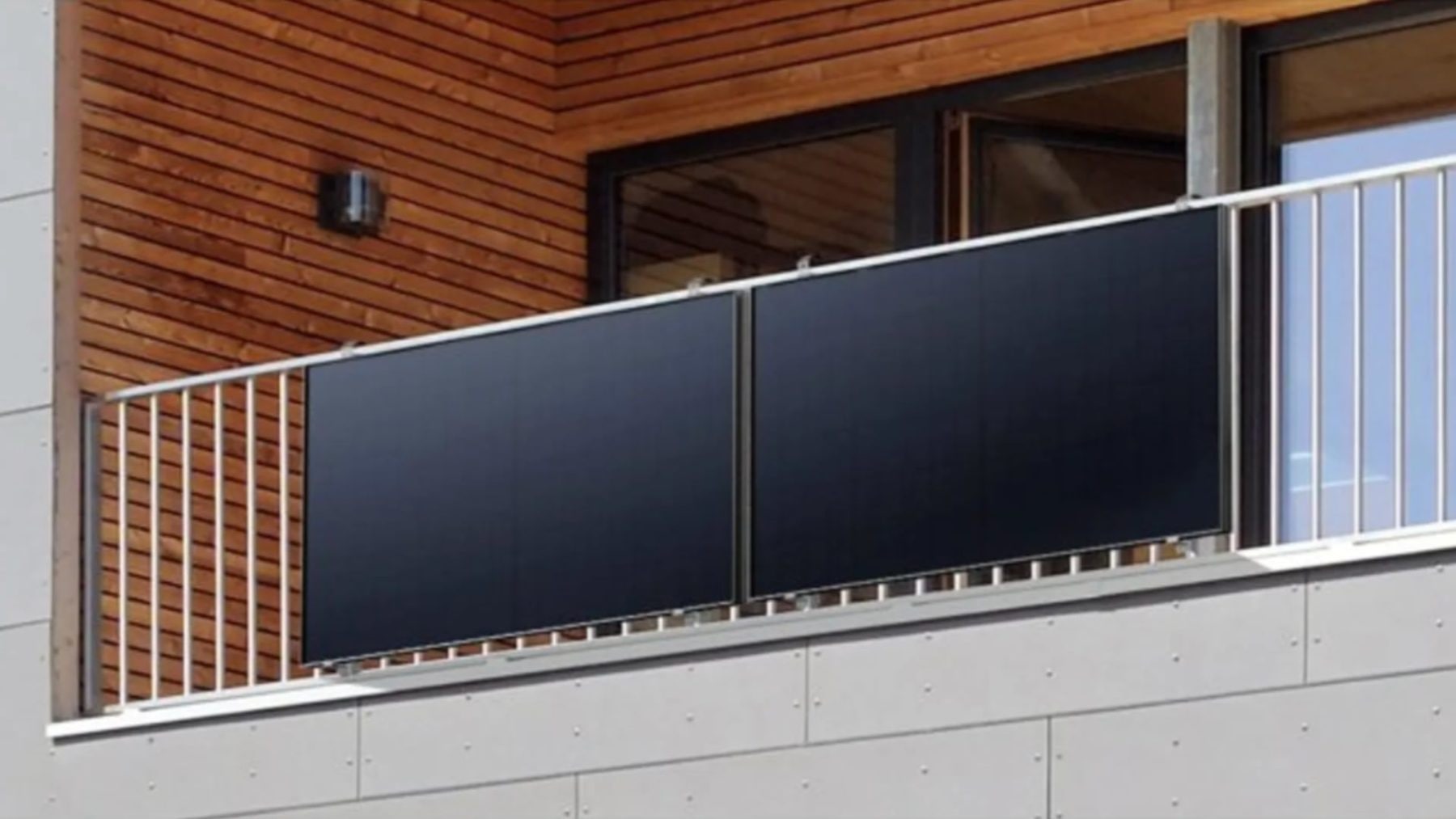 Fotovoltaika na balkonu v paneláku, ilustrační | foto: Kaufland