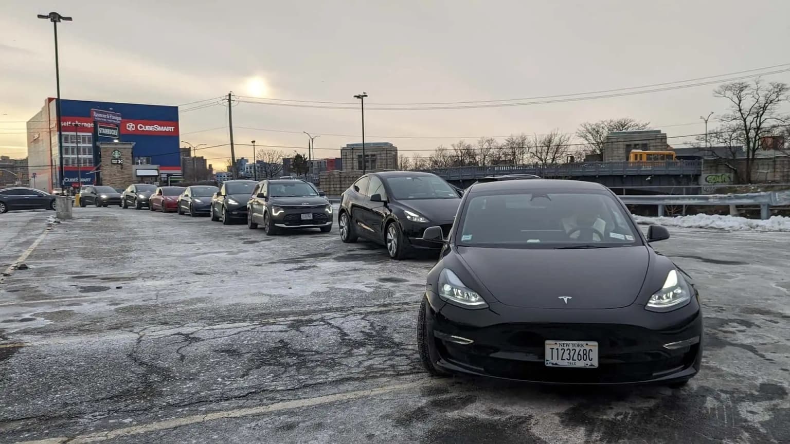 Před Superchargerem v New Yorku se tvoří dlouhé fronty | Zdroj: InsideEVs