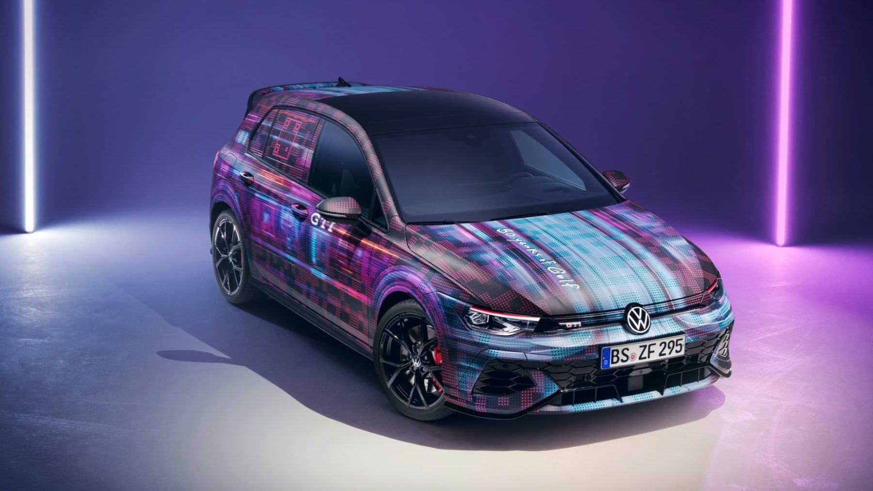 Maskovaný prototyp modelu Volkswagen Golf GTI | foto: Volkswagen