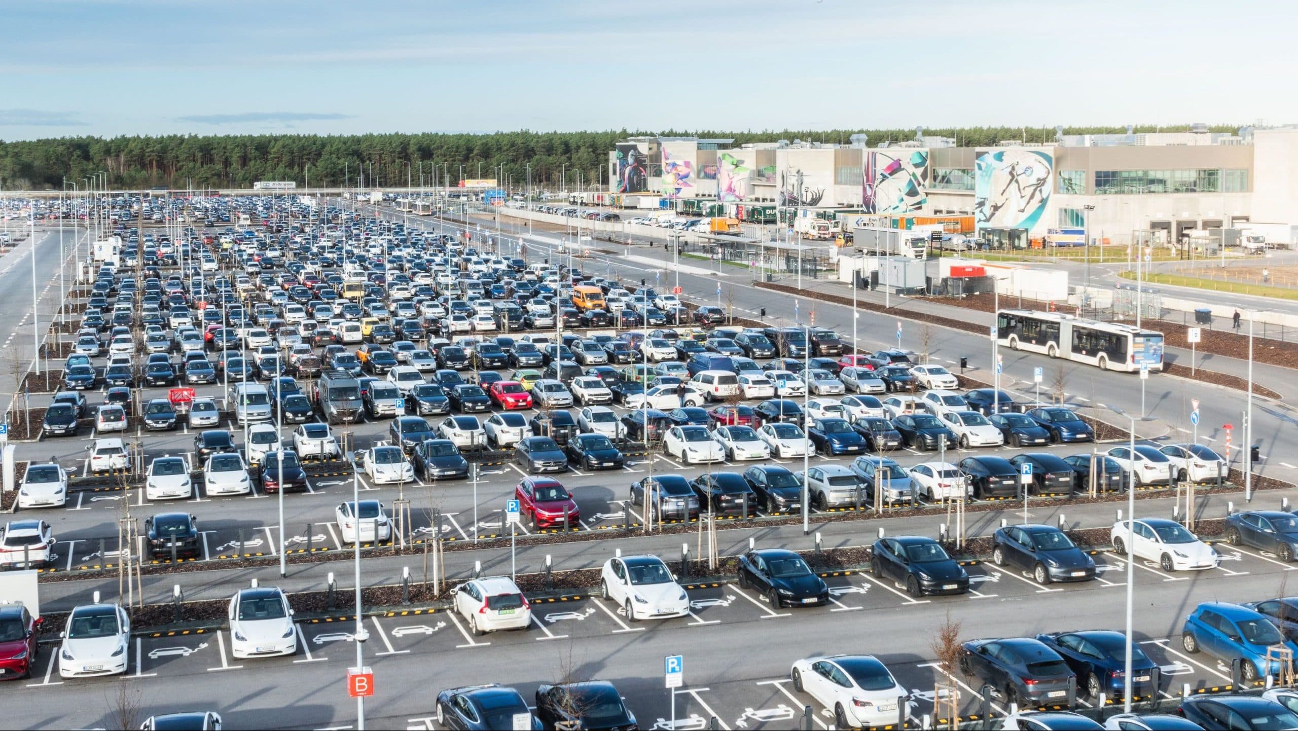 Tesla nainstalovala 500 nových nabíječek v berlínské gigatovárně