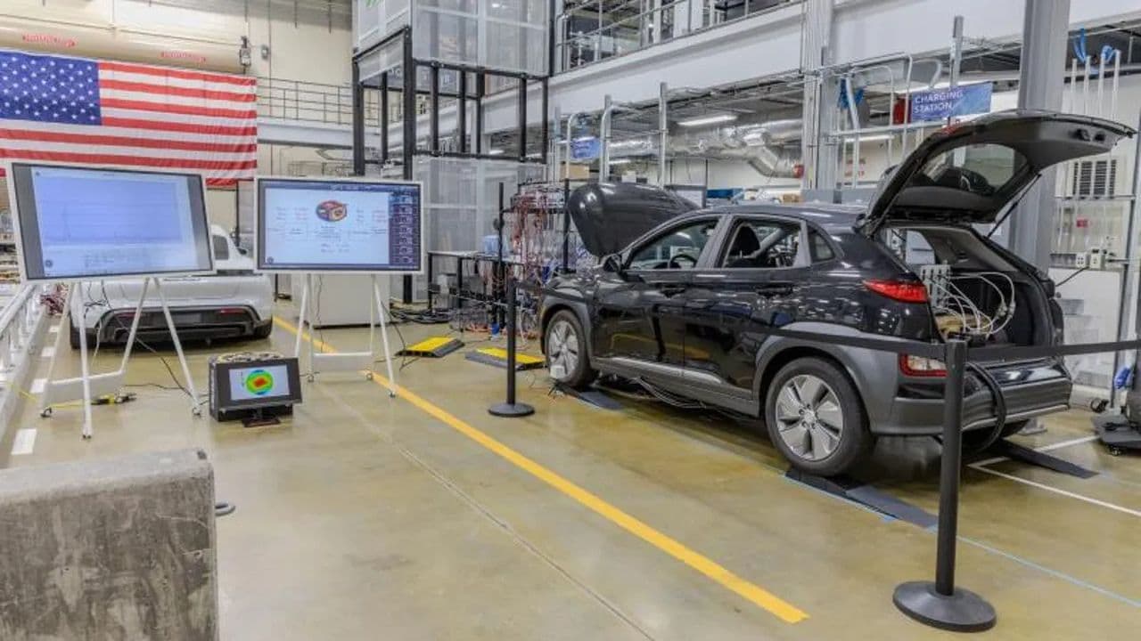 Laboratorní test bezdrátového nabíjení elektromobilu